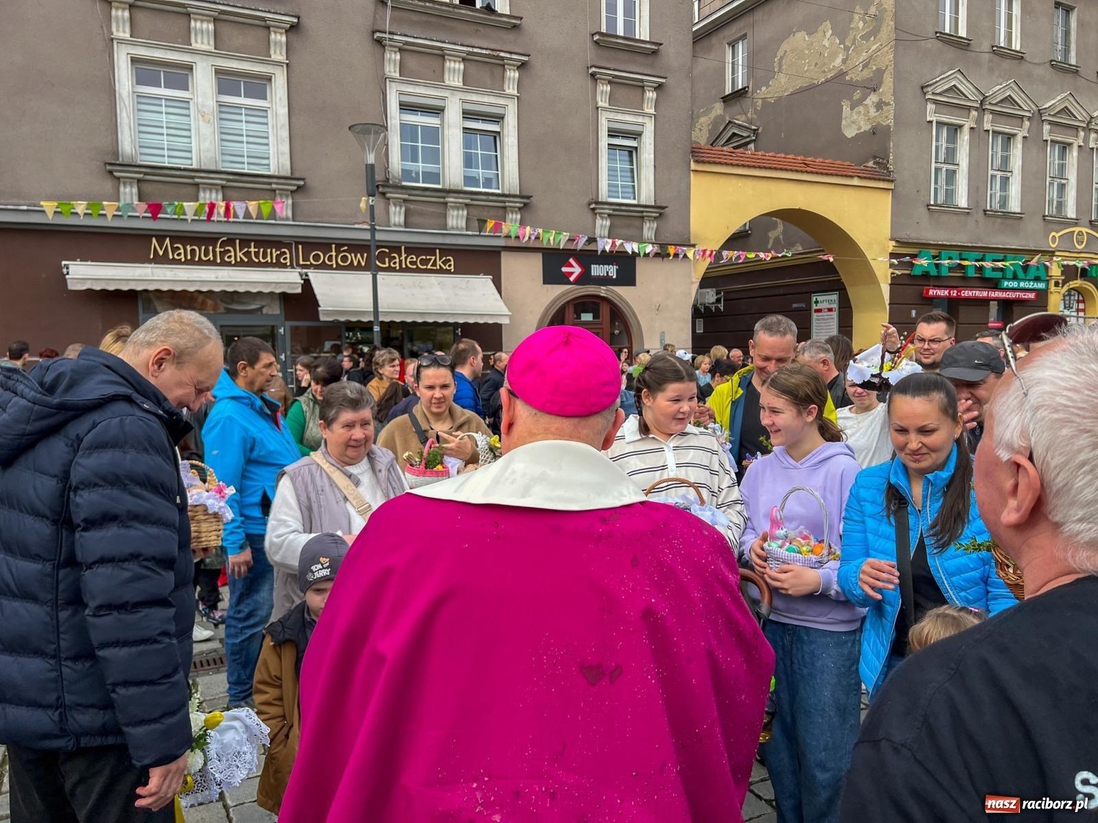 Zdjęcie w galerii na portalu naszraciborz.pl: Biskup święcił i częstował. Śniadanie wielkanocne na Rynku [FOTO i WIDEO] wiadomości z regionu