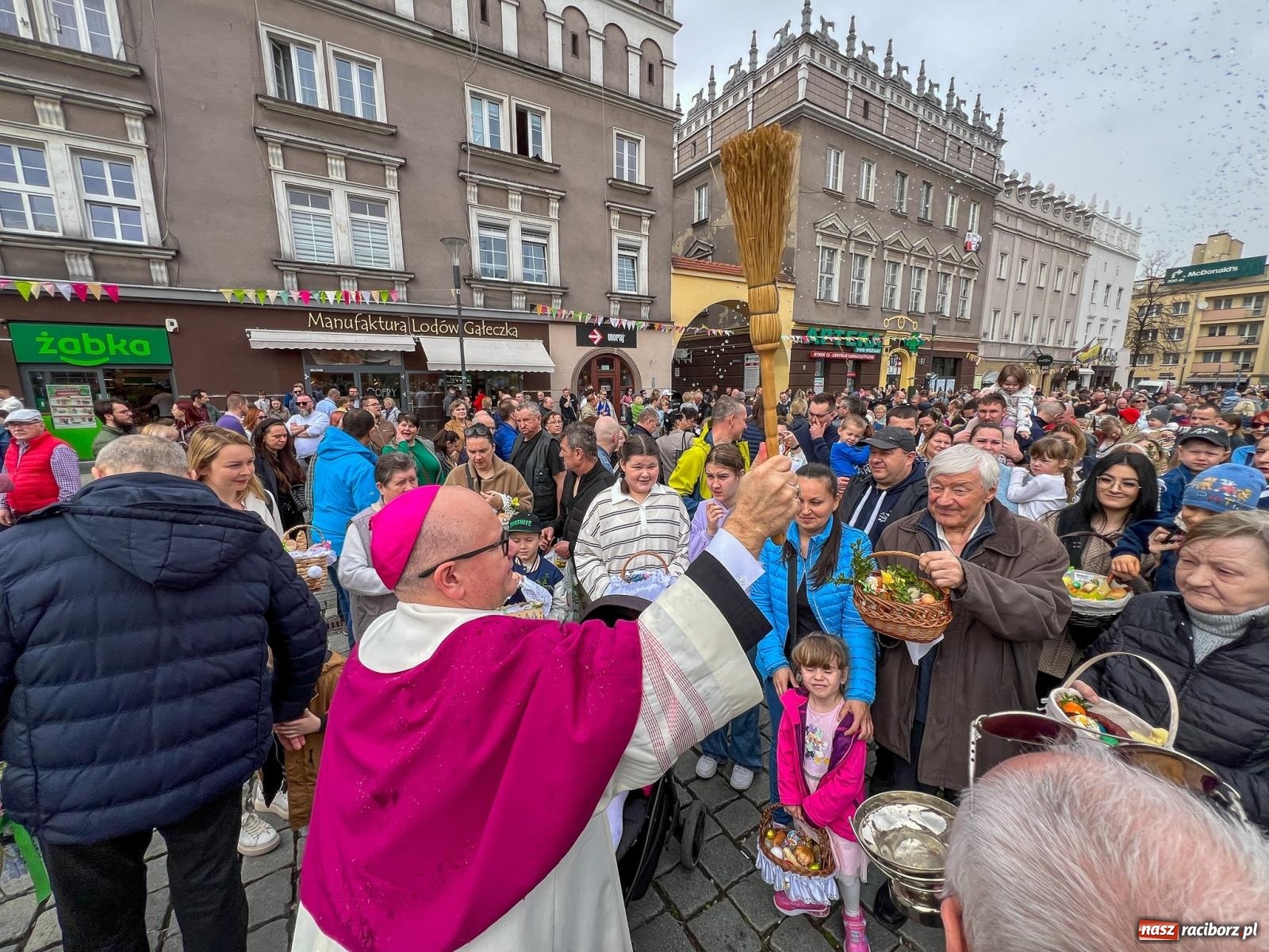 Zdjęcie w galerii na portalu naszraciborz.pl: Biskup święcił i częstował. Śniadanie wielkanocne na Rynku [FOTO i WIDEO] wiadomości z regionu