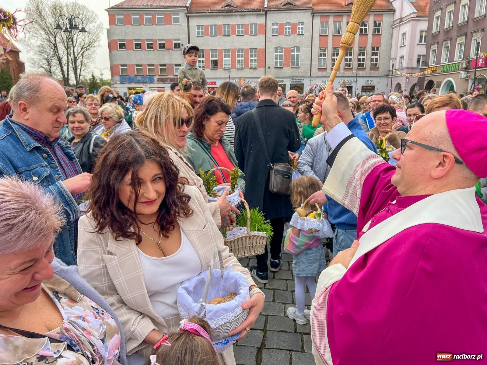 Zdjęcie w galerii na portalu naszraciborz.pl: Biskup święcił i częstował. Śniadanie wielkanocne na Rynku [FOTO i WIDEO] wiadomości z regionu