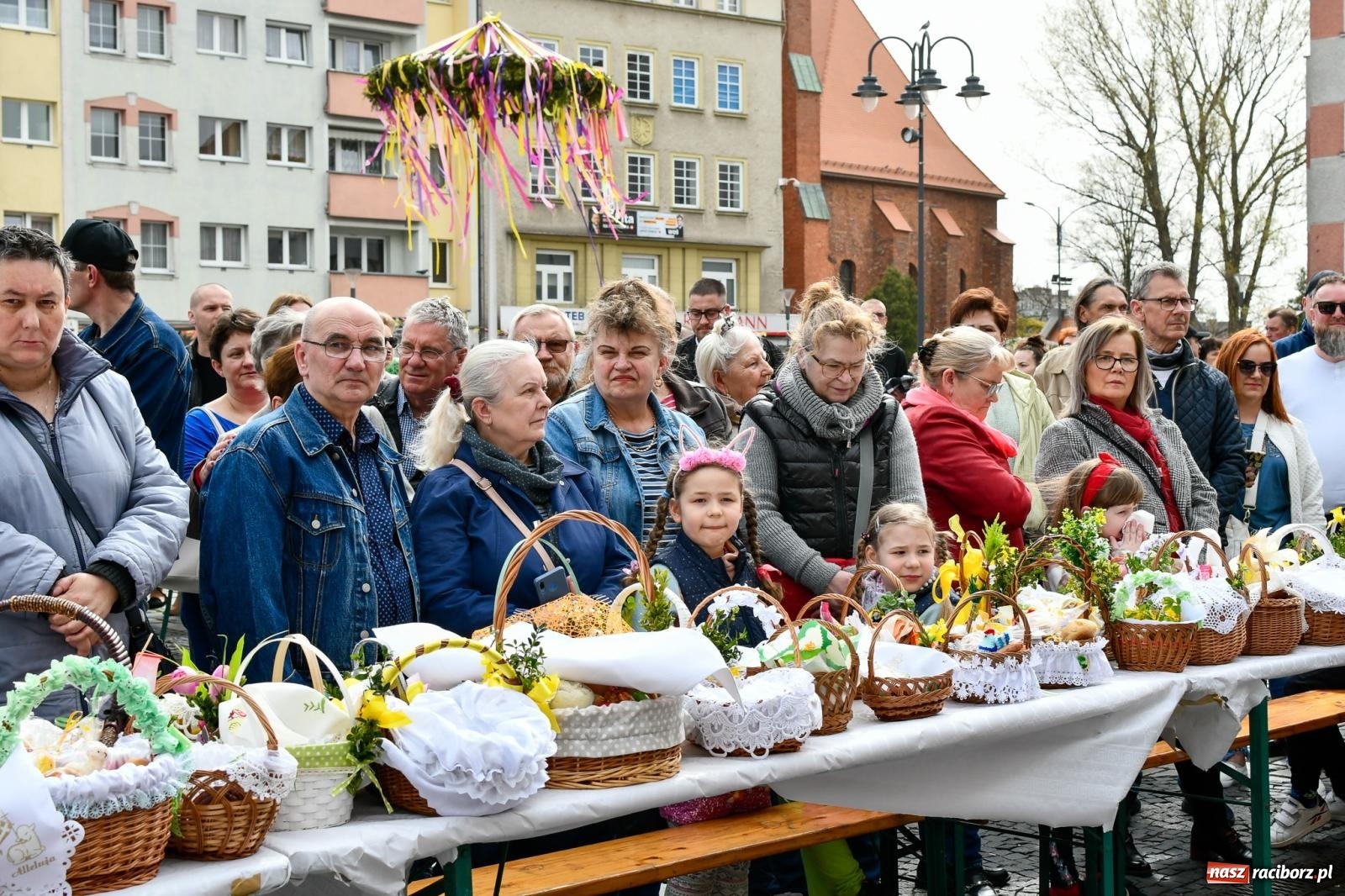 Zdjęcie w galerii na portalu naszraciborz.pl: Biskup święcił i częstował. Śniadanie wielkanocne na Rynku [FOTO i WIDEO] wiadomości z regionu