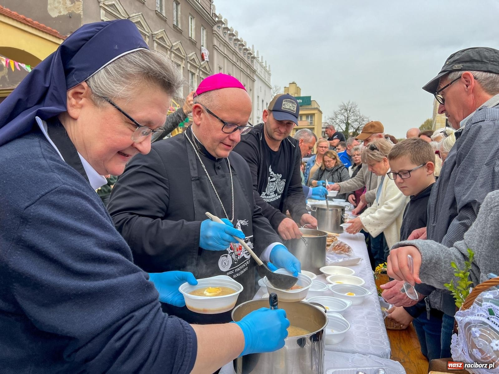 Zdjęcie w galerii na portalu naszraciborz.pl: Biskup święcił i częstował. Śniadanie wielkanocne na Rynku [FOTO i WIDEO] wiadomości z regionu