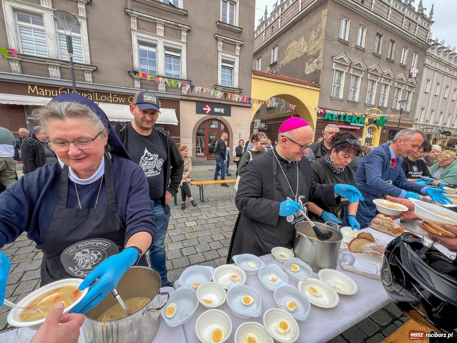 Zdjęcie w galerii na portalu naszraciborz.pl: Biskup święcił i częstował. Śniadanie wielkanocne na Rynku [FOTO i WIDEO] wiadomości z regionu