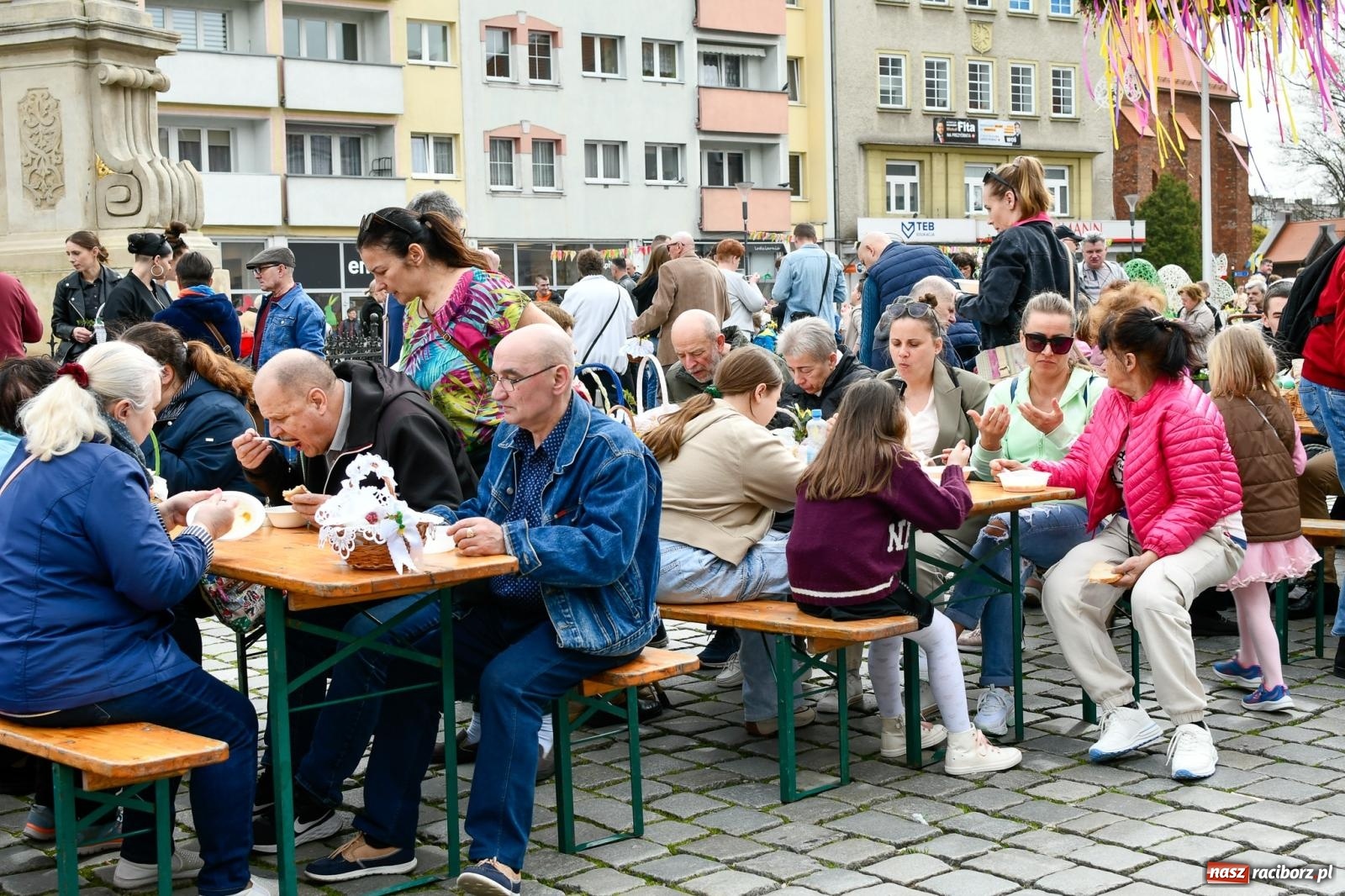 Zdjęcie w galerii na portalu naszraciborz.pl: Biskup święcił i częstował. Śniadanie wielkanocne na Rynku [FOTO i WIDEO] wiadomości z regionu