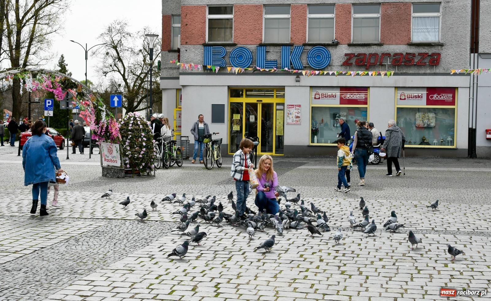 Zdjęcie w galerii na portalu naszraciborz.pl: Biskup święcił i częstował. Śniadanie wielkanocne na Rynku [FOTO i WIDEO] wiadomości z regionu