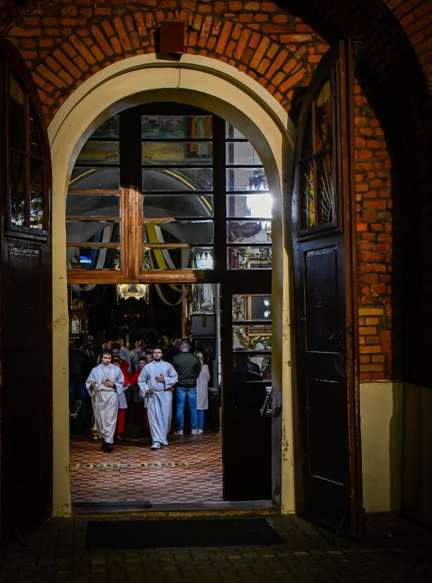 Zdjęcie w galerii na portalu naszraciborz.pl: Ja jestem światłością świata! Wigilia paschalna w raciborskiej farze wiadomości z regionu