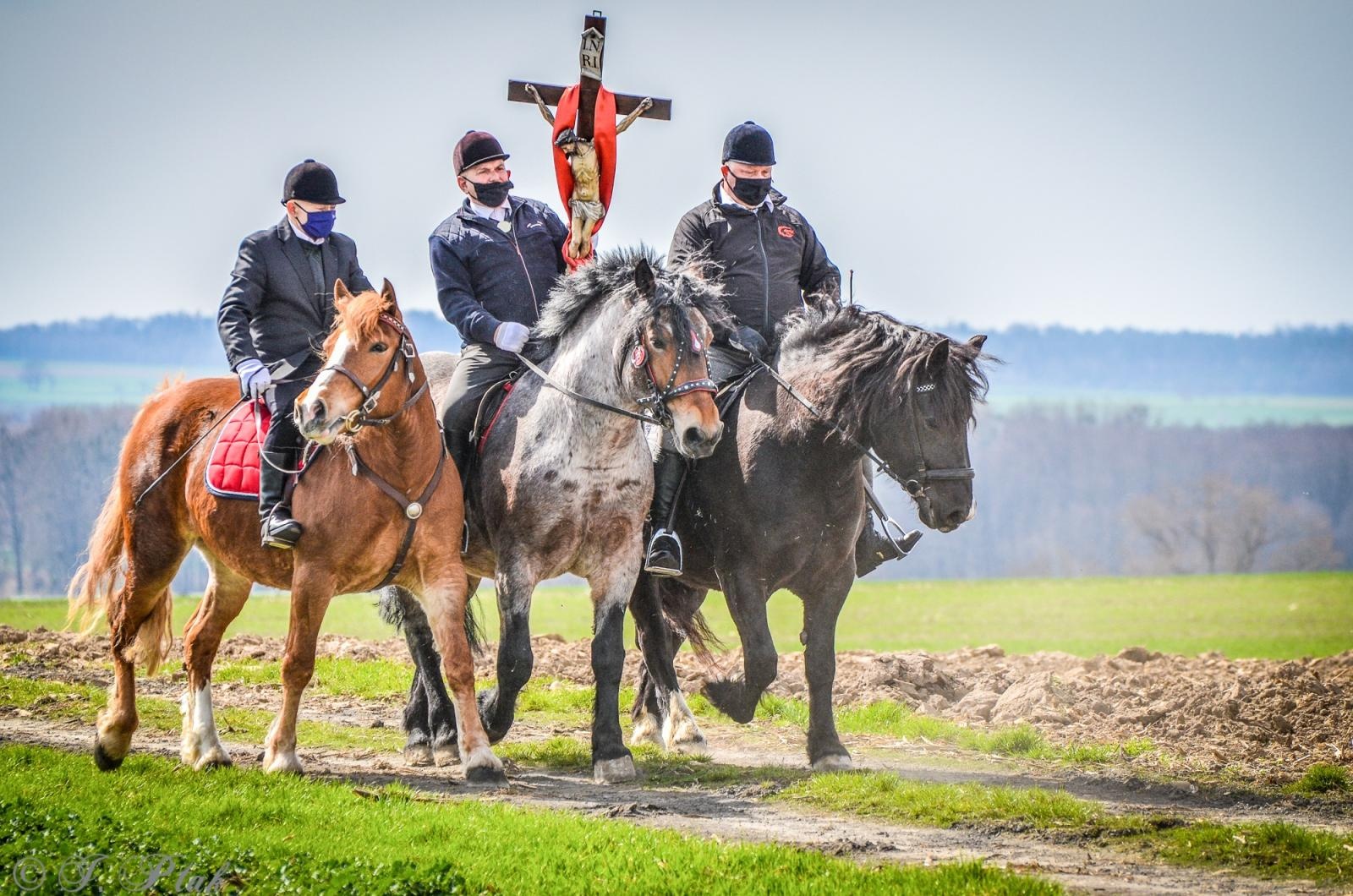 Zdjęcie w galerii na portalu naszraciborz.pl: Wielkanocne procesje konne w powiecie raciborskim wiadomości z regionu