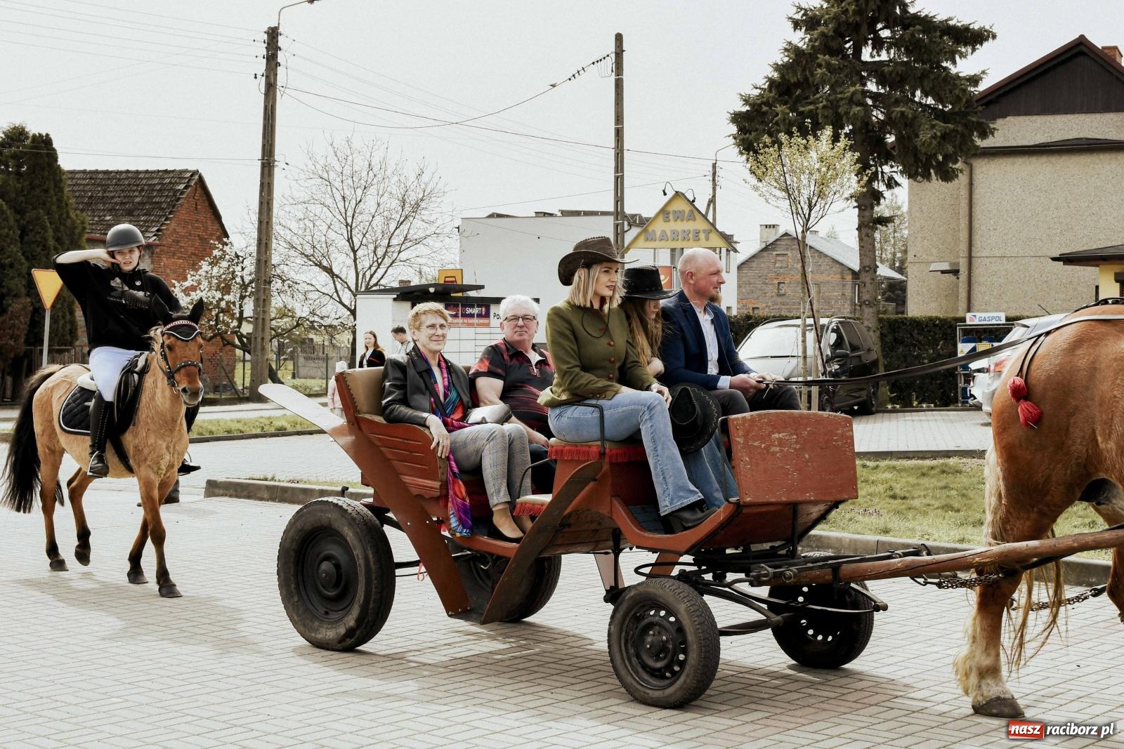Zdjęcie w galerii na portalu naszraciborz.pl: W Zawadzie Książęcej procesja ma już 40-letnią tradycję [FOTO i WIDEO] wiadomości z regionu