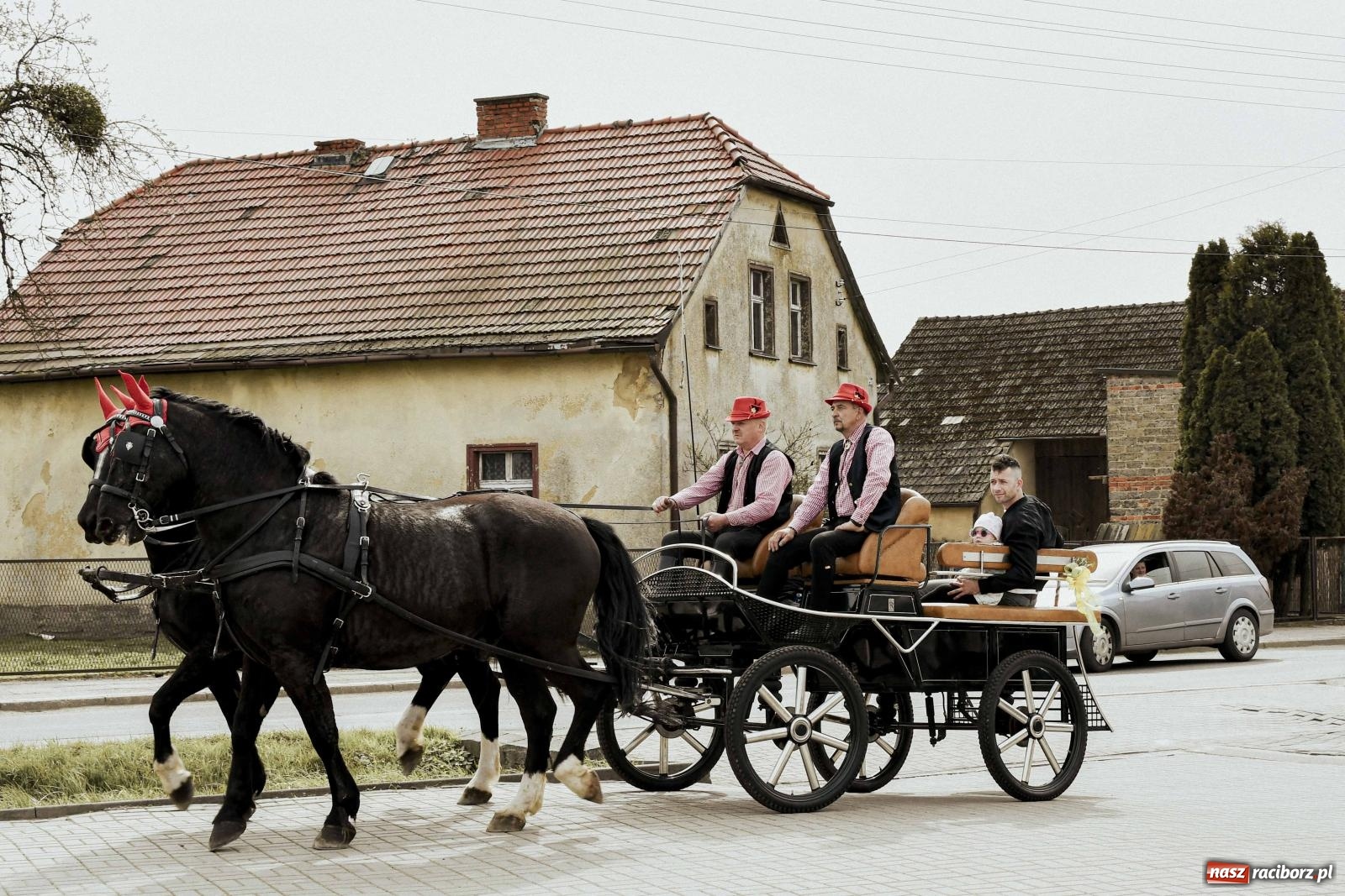 Zdjęcie w galerii na portalu naszraciborz.pl: W Zawadzie Książęcej procesja ma już 40-letnią tradycję [FOTO i WIDEO] wiadomości z regionu