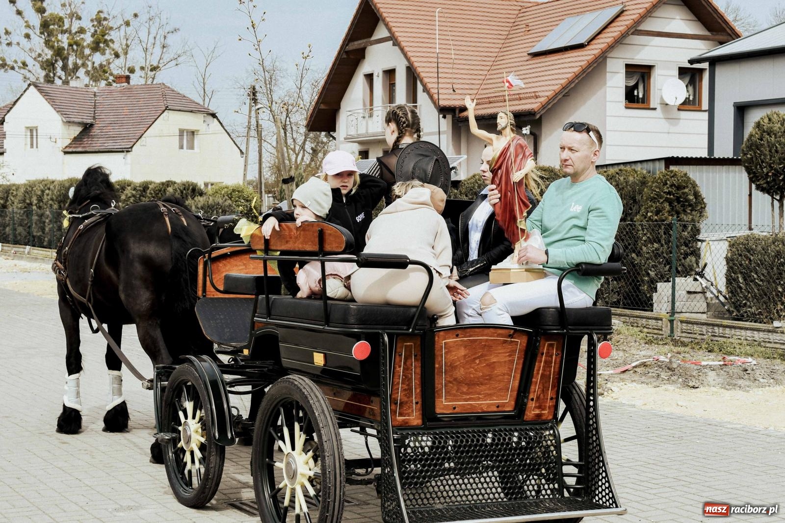 Zdjęcie w galerii na portalu naszraciborz.pl: W Zawadzie Książęcej procesja ma już 40-letnią tradycję [FOTO i WIDEO] wiadomości z regionu