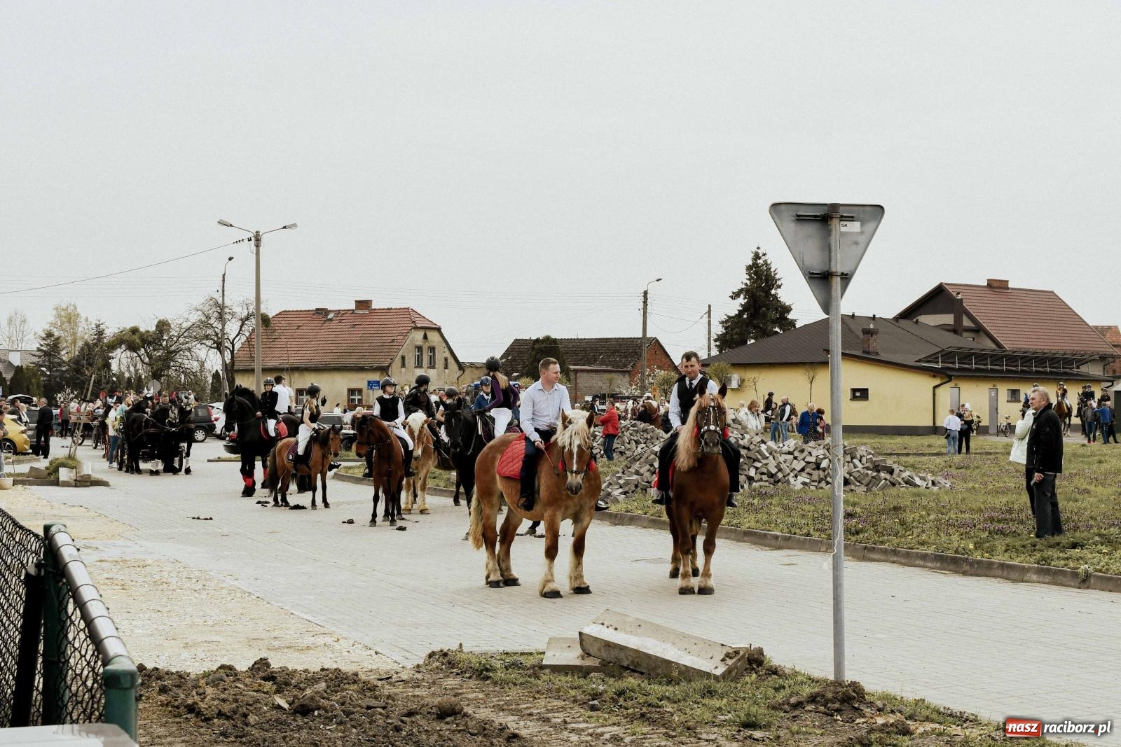Zdjęcie w galerii na portalu naszraciborz.pl: W Zawadzie Książęcej procesja ma już 40-letnią tradycję [FOTO i WIDEO] wiadomości z regionu