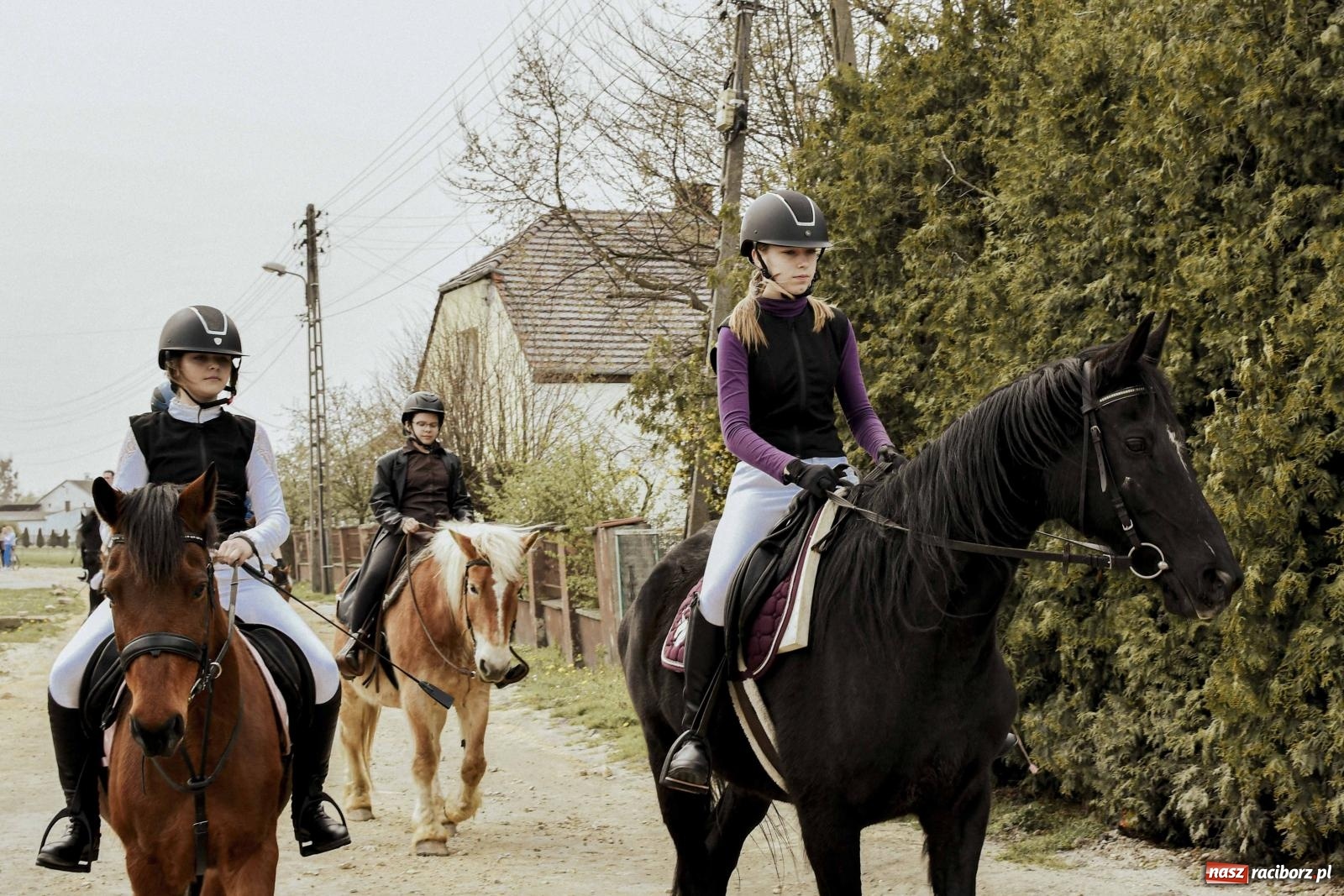 Zdjęcie w galerii na portalu naszraciborz.pl: W Zawadzie Książęcej procesja ma już 40-letnią tradycję [FOTO i WIDEO] wiadomości z regionu