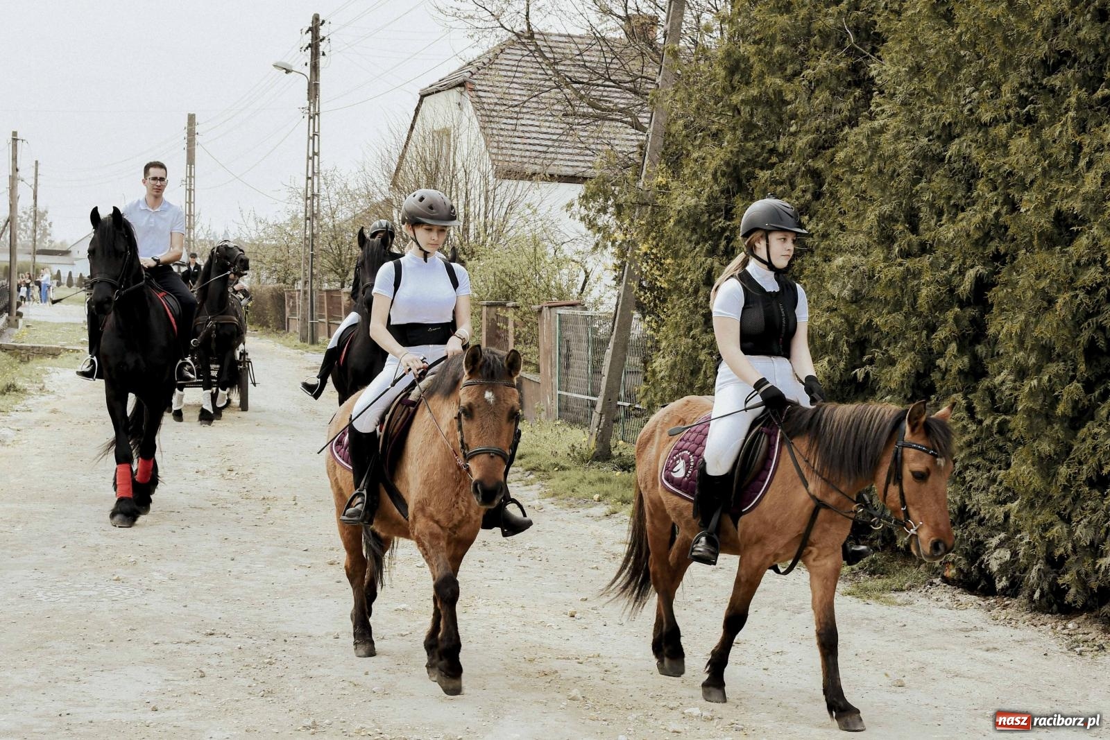Zdjęcie w galerii na portalu naszraciborz.pl: W Zawadzie Książęcej procesja ma już 40-letnią tradycję [FOTO i WIDEO] wiadomości z regionu