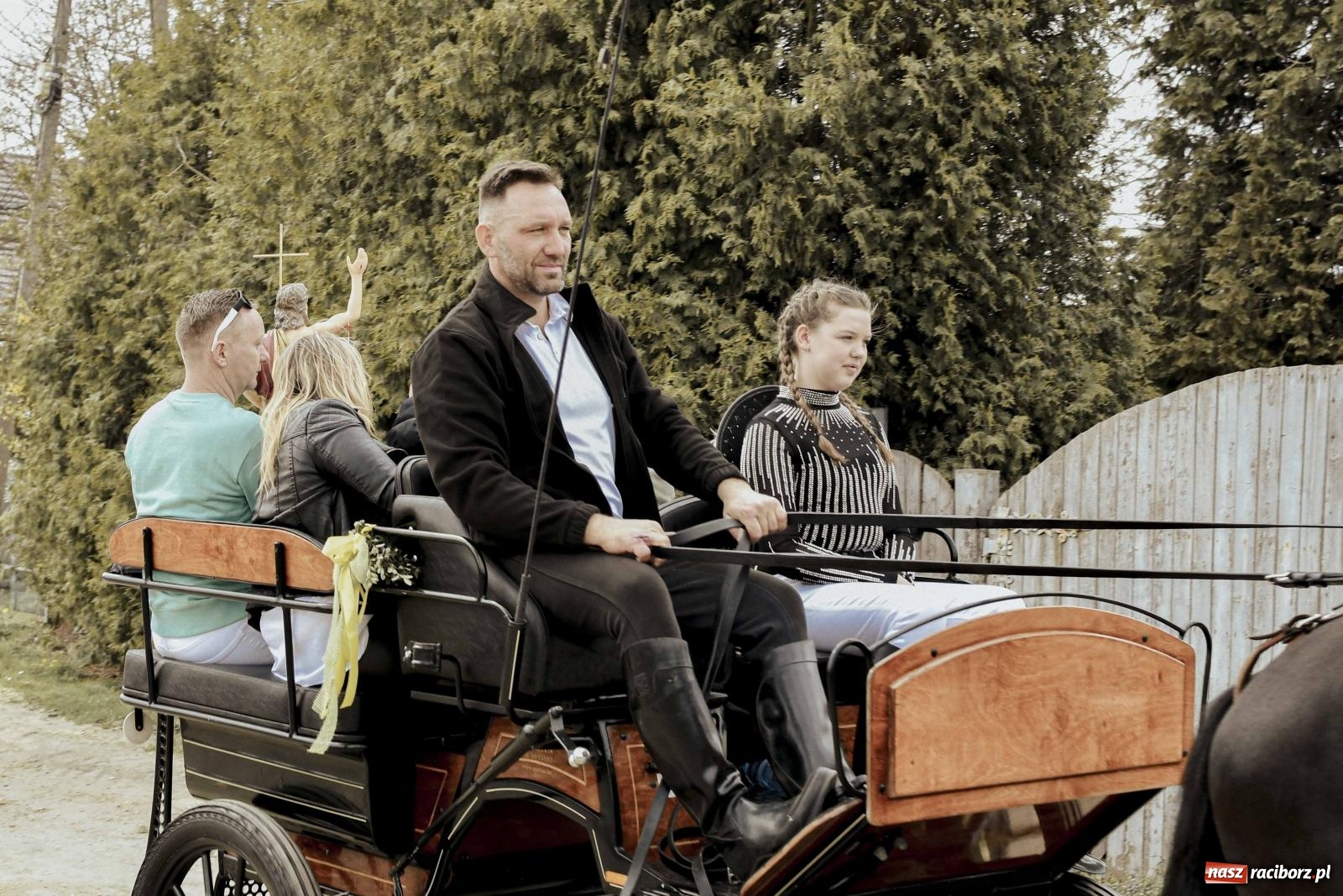 Zdjęcie w galerii na portalu naszraciborz.pl: W Zawadzie Książęcej procesja ma już 40-letnią tradycję [FOTO i WIDEO] wiadomości z regionu