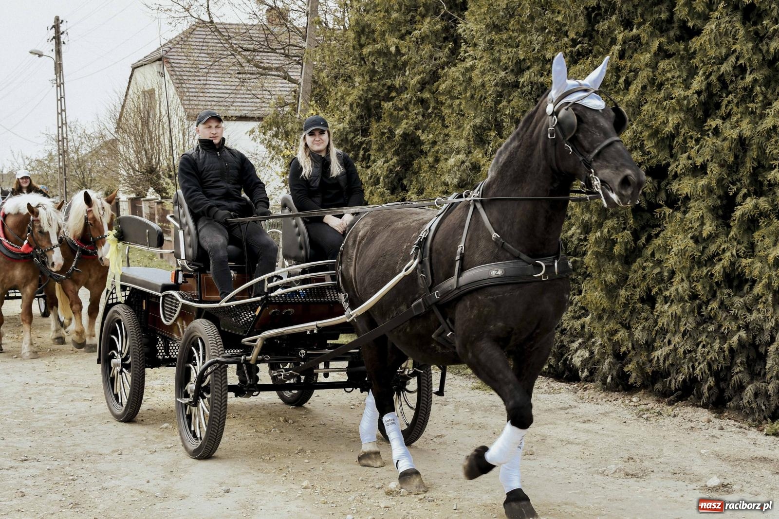 Zdjęcie w galerii na portalu naszraciborz.pl: W Zawadzie Książęcej procesja ma już 40-letnią tradycję [FOTO i WIDEO] wiadomości z regionu