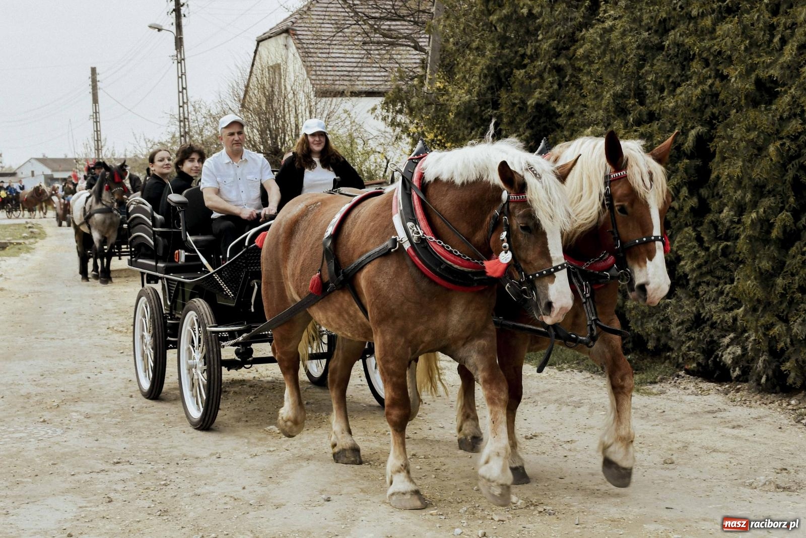Zdjęcie w galerii na portalu naszraciborz.pl: W Zawadzie Książęcej procesja ma już 40-letnią tradycję [FOTO i WIDEO] wiadomości z regionu