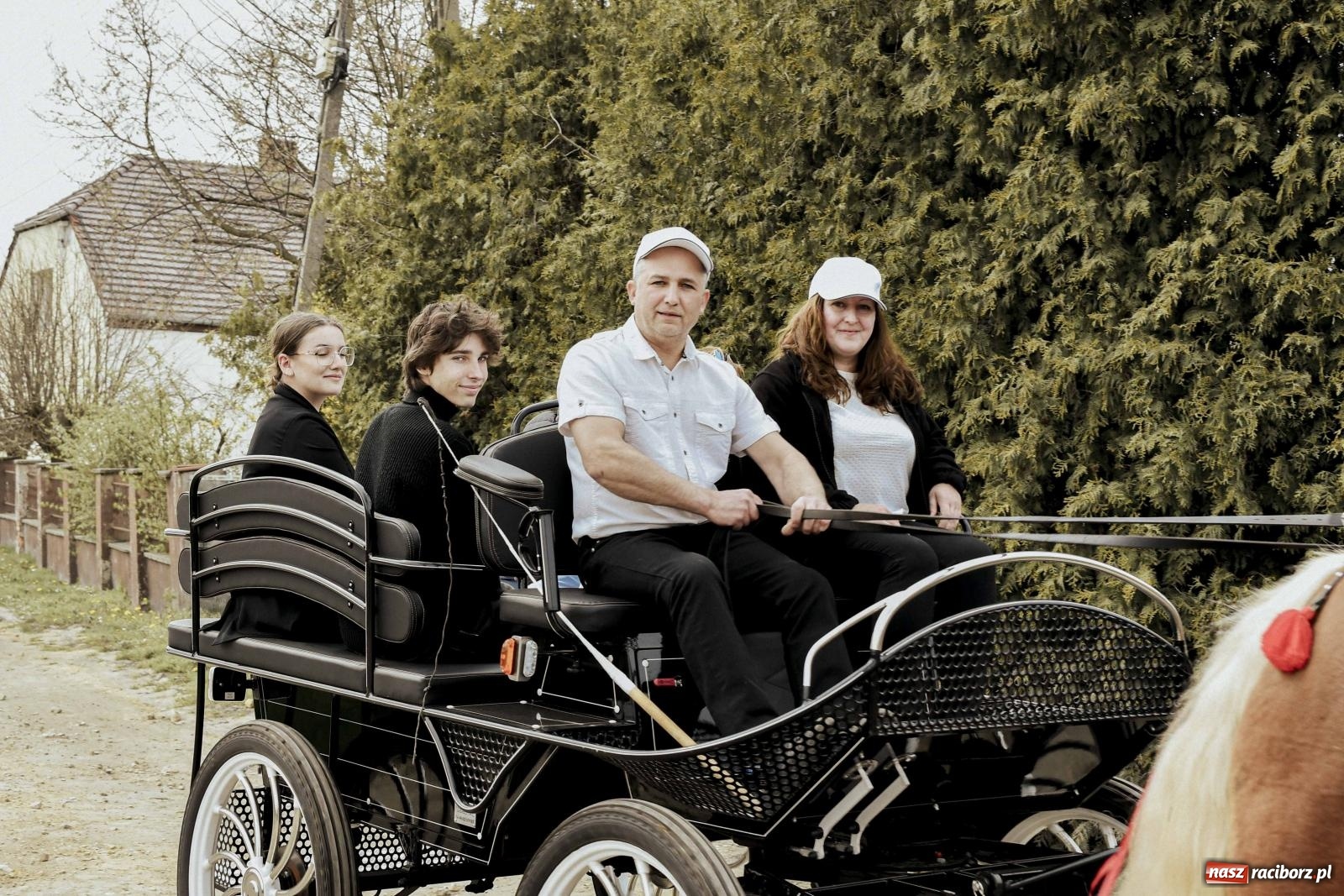 Zdjęcie w galerii na portalu naszraciborz.pl: W Zawadzie Książęcej procesja ma już 40-letnią tradycję [FOTO i WIDEO] wiadomości z regionu