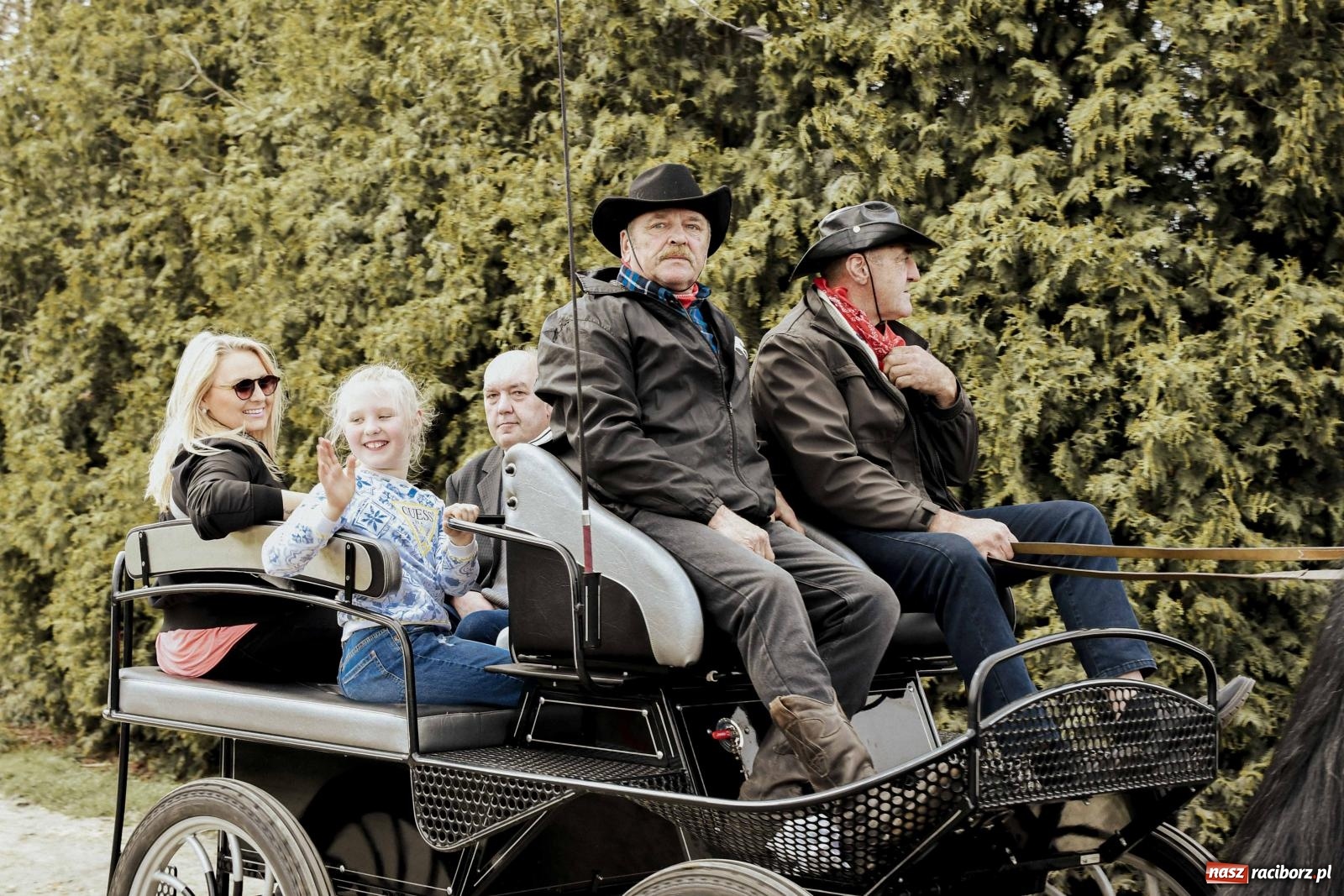 Zdjęcie w galerii na portalu naszraciborz.pl: W Zawadzie Książęcej procesja ma już 40-letnią tradycję [FOTO i WIDEO] wiadomości z regionu