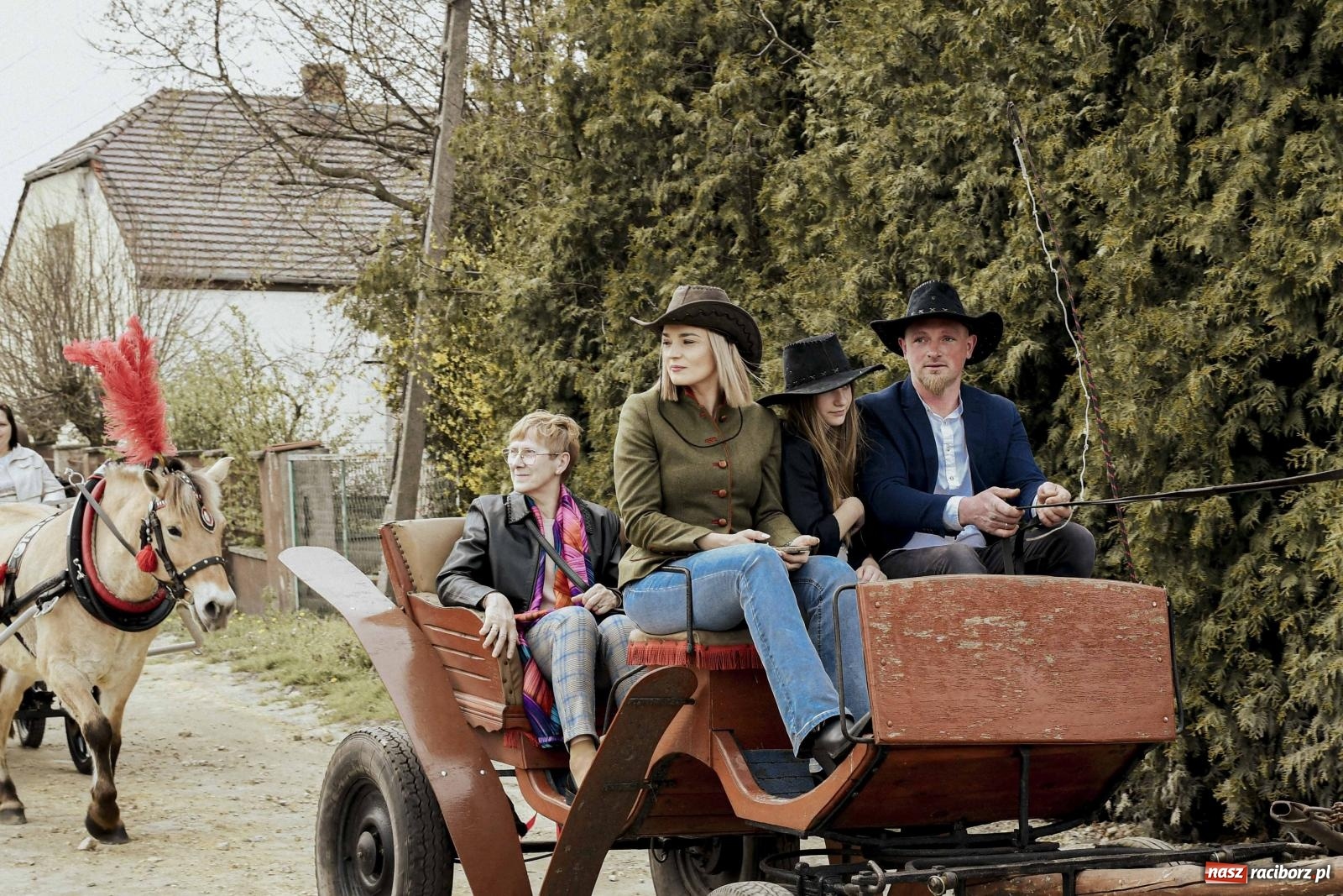 Zdjęcie w galerii na portalu naszraciborz.pl: W Zawadzie Książęcej procesja ma już 40-letnią tradycję [FOTO i WIDEO] wiadomości z regionu