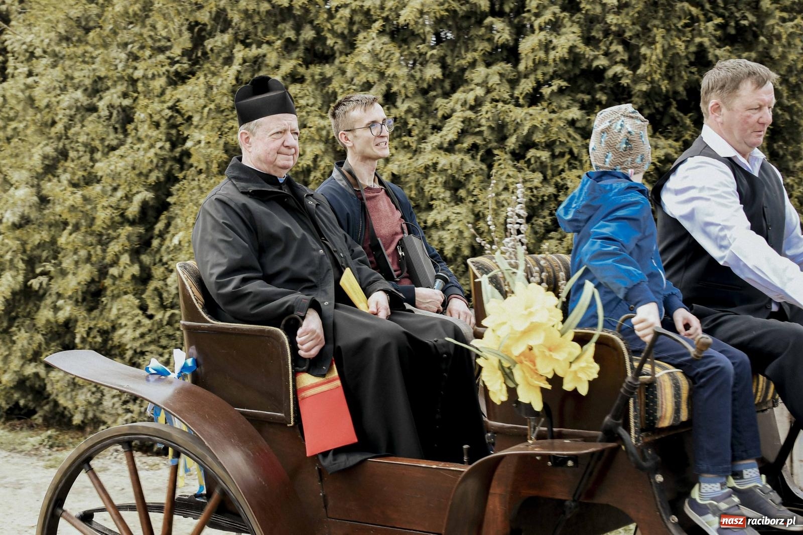Zdjęcie w galerii na portalu naszraciborz.pl: W Zawadzie Książęcej procesja ma już 40-letnią tradycję [FOTO i WIDEO] wiadomości z regionu