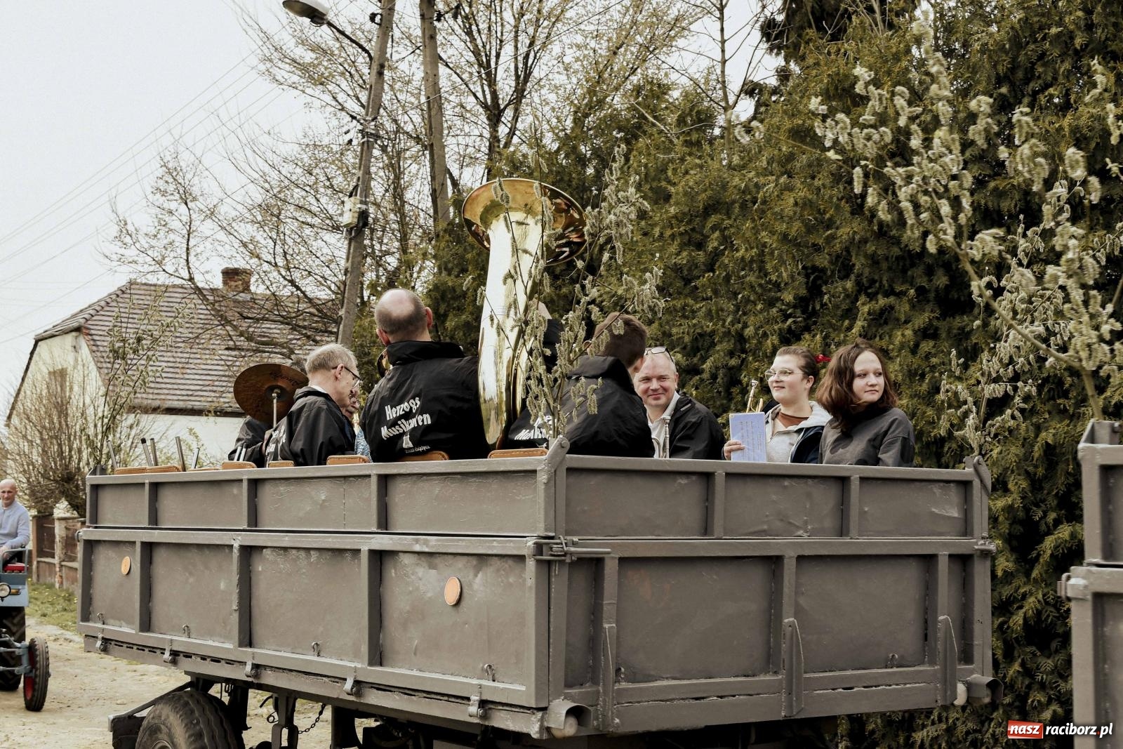Zdjęcie w galerii na portalu naszraciborz.pl: W Zawadzie Książęcej procesja ma już 40-letnią tradycję [FOTO i WIDEO] wiadomości z regionu
