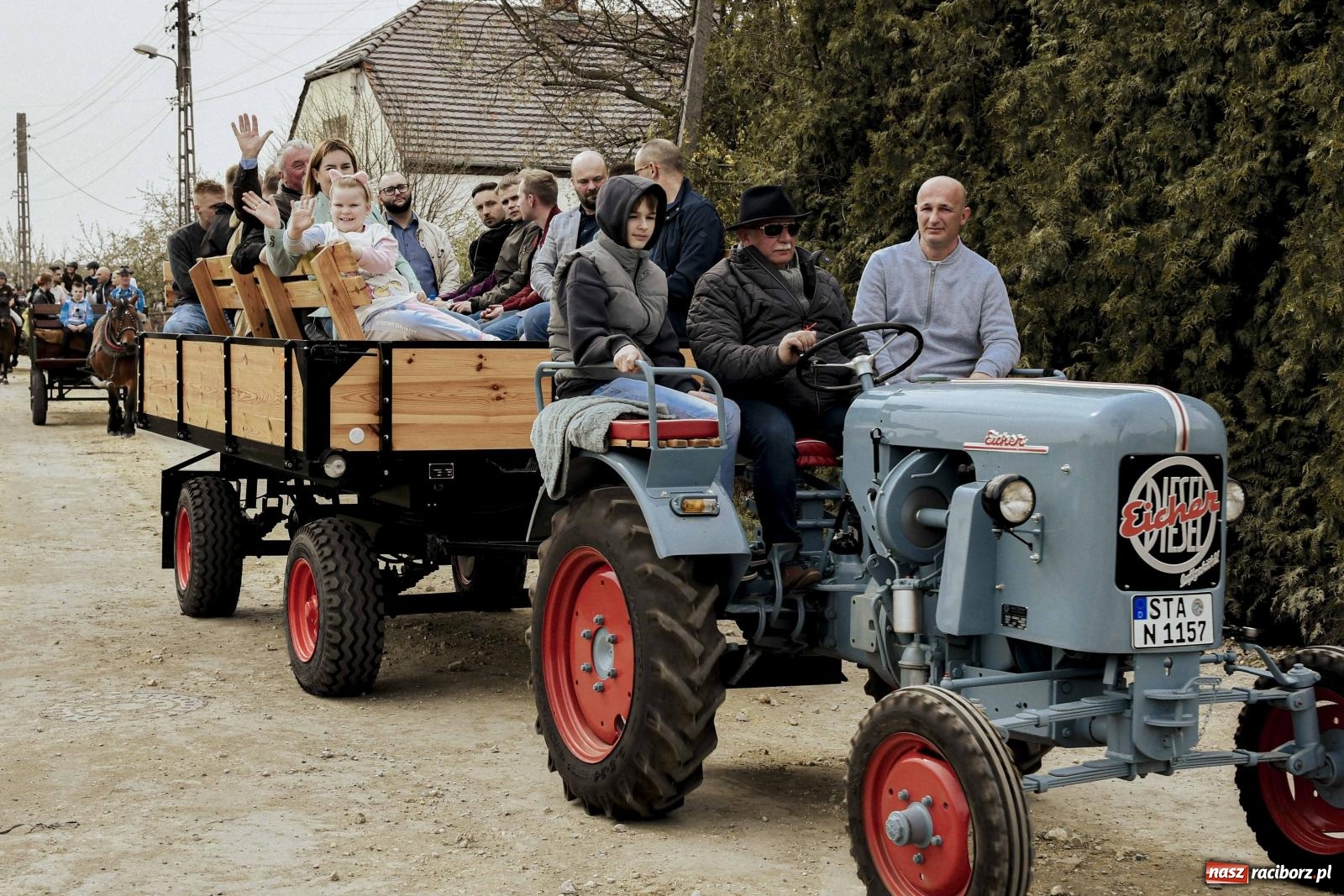 Zdjęcie w galerii na portalu naszraciborz.pl: W Zawadzie Książęcej procesja ma już 40-letnią tradycję [FOTO i WIDEO] wiadomości z regionu