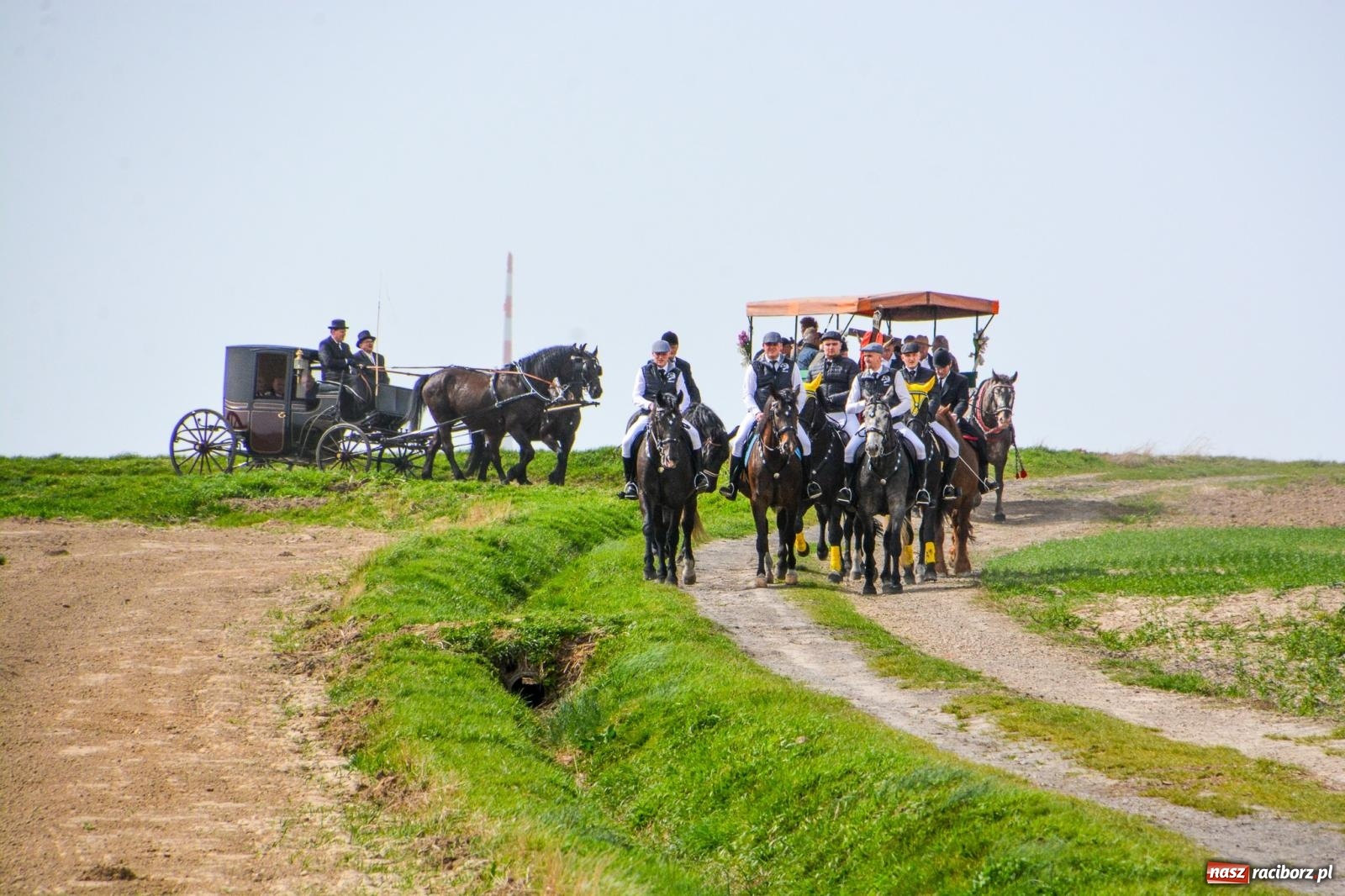 Zdjęcie w galerii na portalu naszraciborz.pl: Setka koni na procesji wielkanocnej w Bieńkowicach [FOTO i WIDEO] wiadomości z regionu