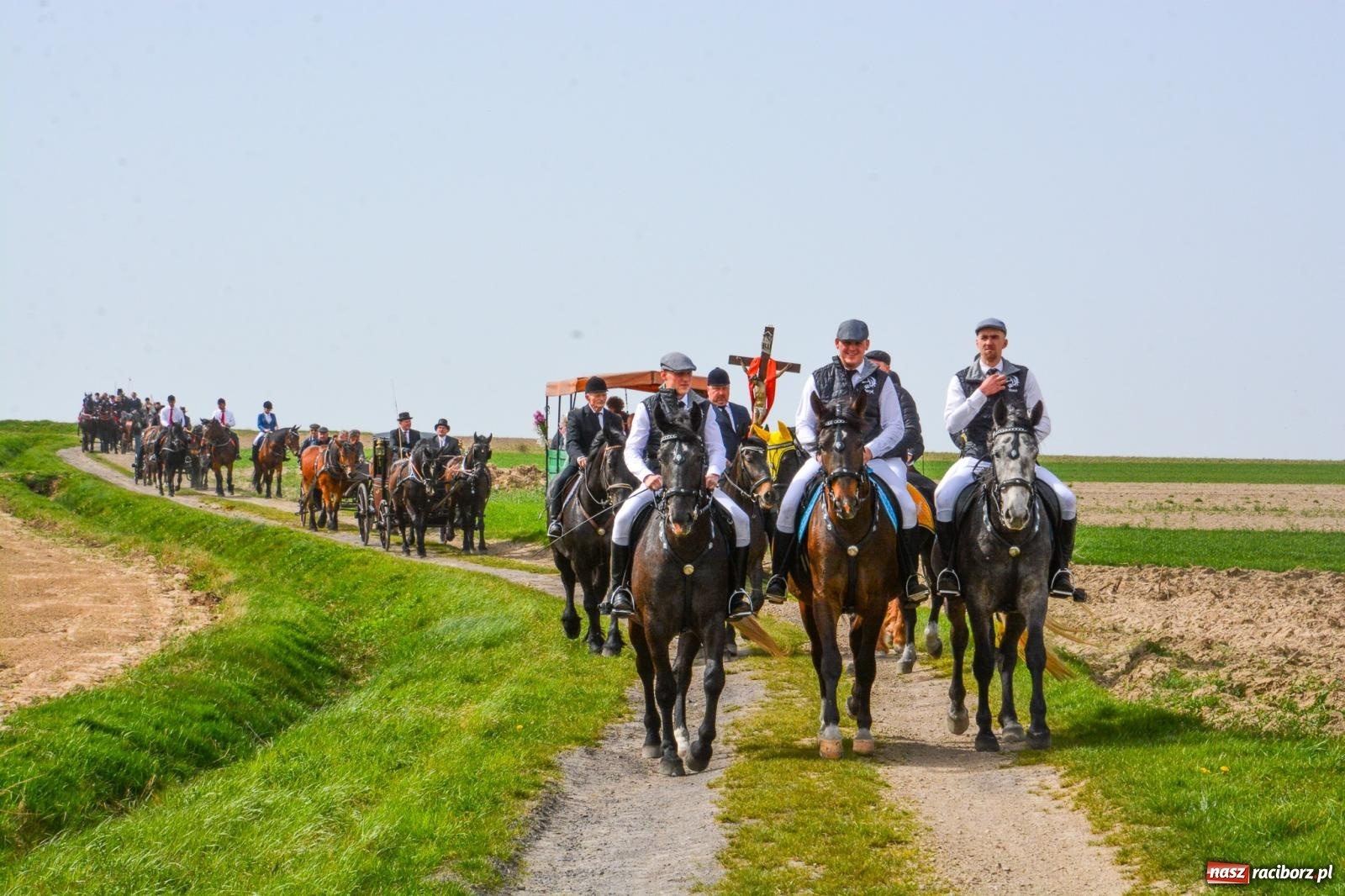 Zdjęcie w galerii na portalu naszraciborz.pl: Setka koni na procesji wielkanocnej w Bieńkowicach [FOTO i WIDEO] wiadomości z regionu