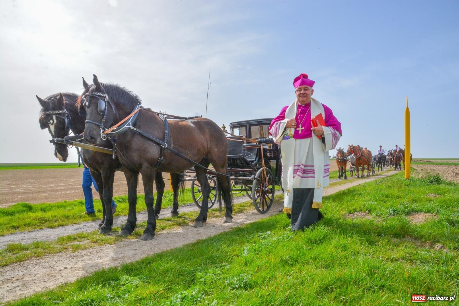 Zdjęcie w galerii na portalu naszraciborz.pl: Setka koni na procesji wielkanocnej w Bieńkowicach [FOTO i WIDEO] wiadomości z regionu