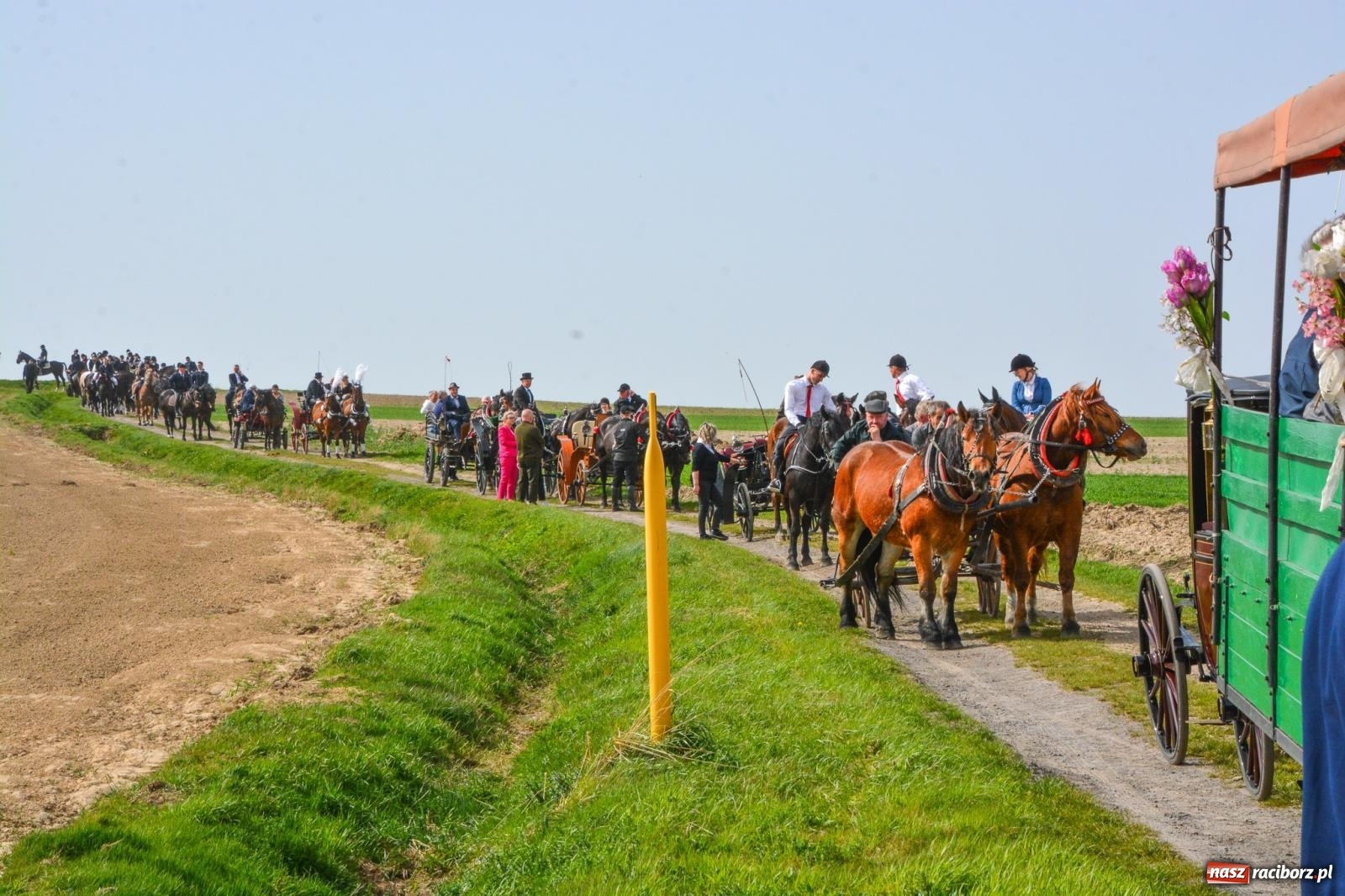 Zdjęcie w galerii na portalu naszraciborz.pl: Setka koni na procesji wielkanocnej w Bieńkowicach [FOTO i WIDEO] wiadomości z regionu