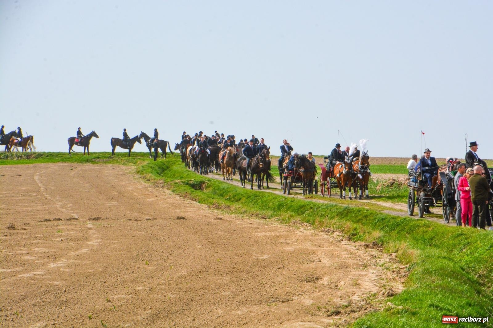 Zdjęcie w galerii na portalu naszraciborz.pl: Setka koni na procesji wielkanocnej w Bieńkowicach [FOTO i WIDEO] wiadomości z regionu