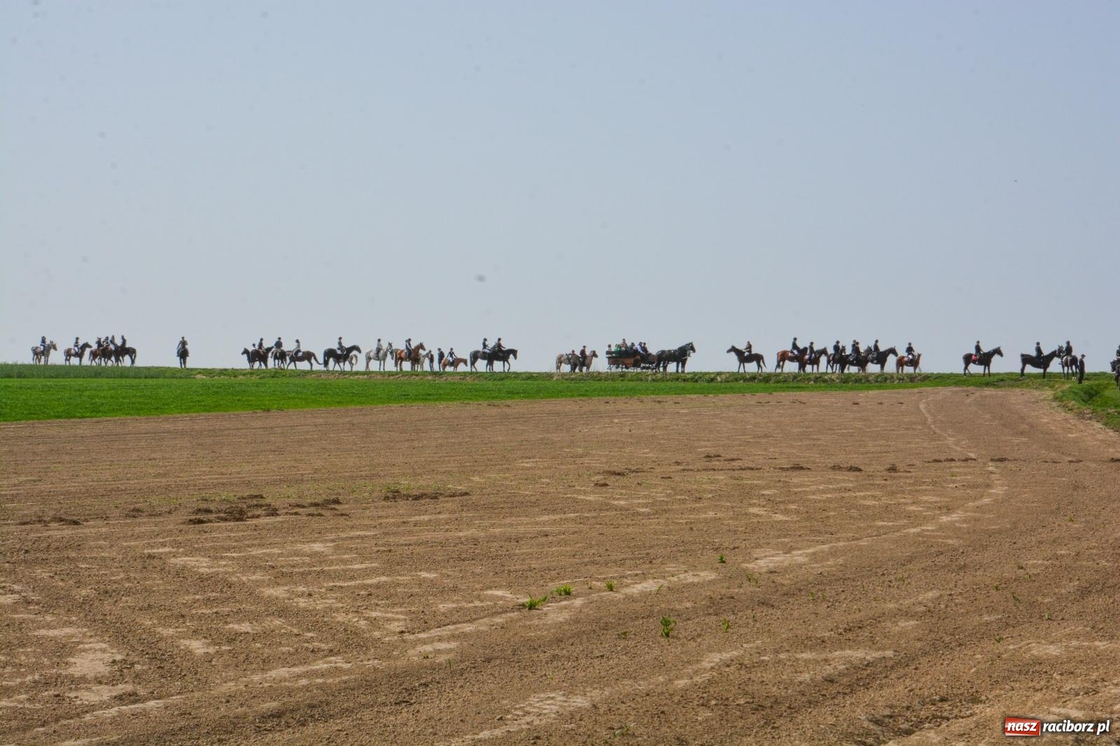 Zdjęcie w galerii na portalu naszraciborz.pl: Setka koni na procesji wielkanocnej w Bieńkowicach [FOTO i WIDEO] wiadomości z regionu