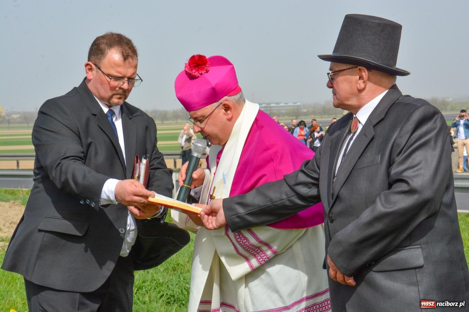 Zdjęcie w galerii na portalu naszraciborz.pl: Setka koni na procesji wielkanocnej w Bieńkowicach [FOTO i WIDEO] wiadomości z regionu