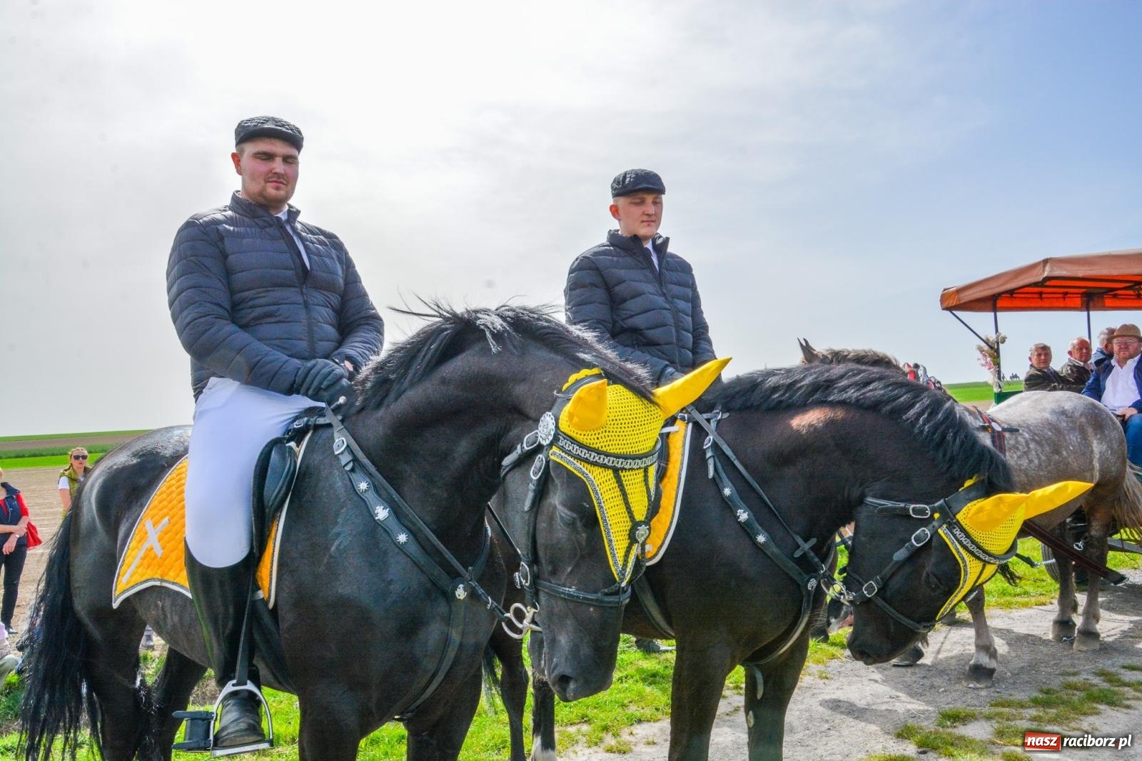 Zdjęcie w galerii na portalu naszraciborz.pl: Setka koni na procesji wielkanocnej w Bieńkowicach [FOTO i WIDEO] wiadomości z regionu