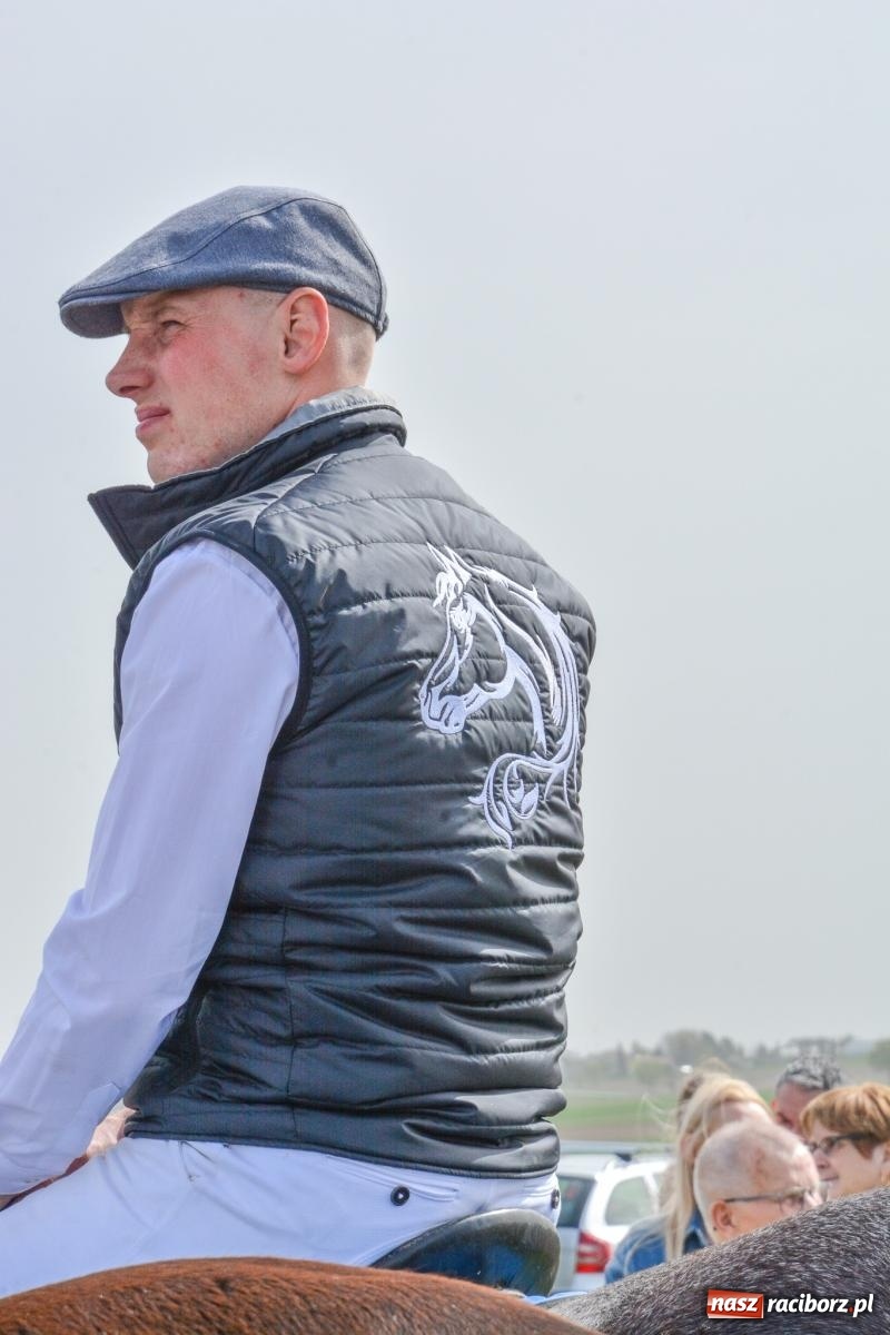 Zdjęcie w galerii na portalu naszraciborz.pl: Setka koni na procesji wielkanocnej w Bieńkowicach [FOTO i WIDEO] wiadomości z regionu