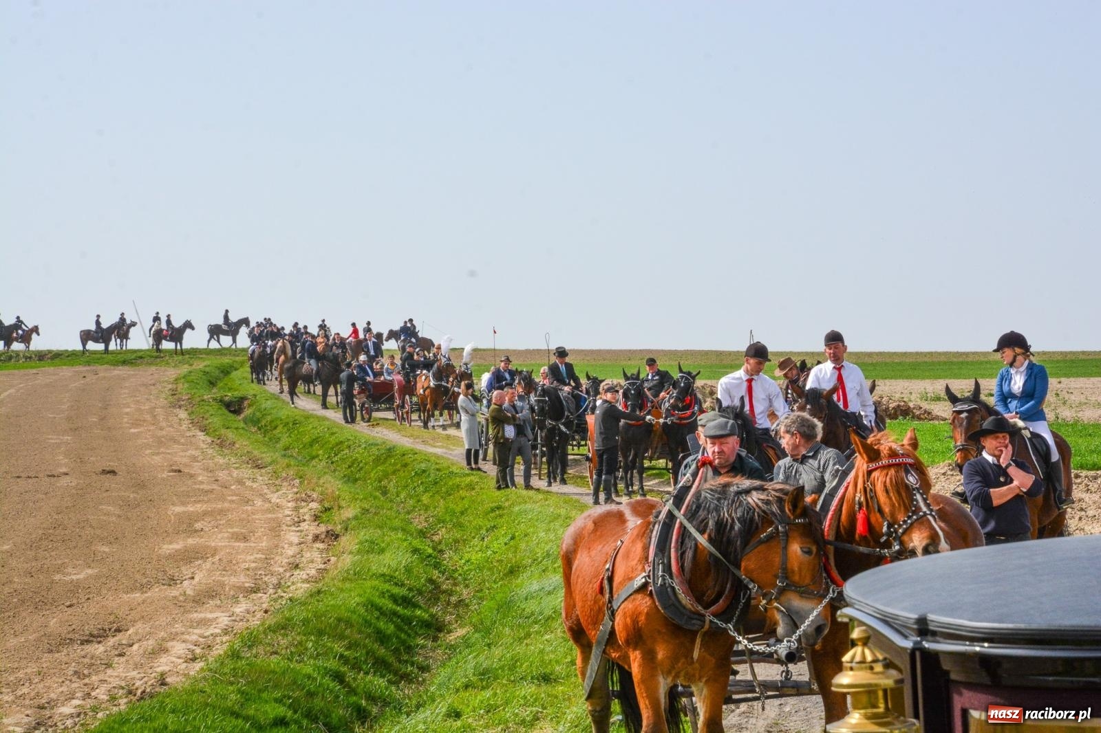 Zdjęcie w galerii na portalu naszraciborz.pl: Setka koni na procesji wielkanocnej w Bieńkowicach [FOTO i WIDEO] wiadomości z regionu