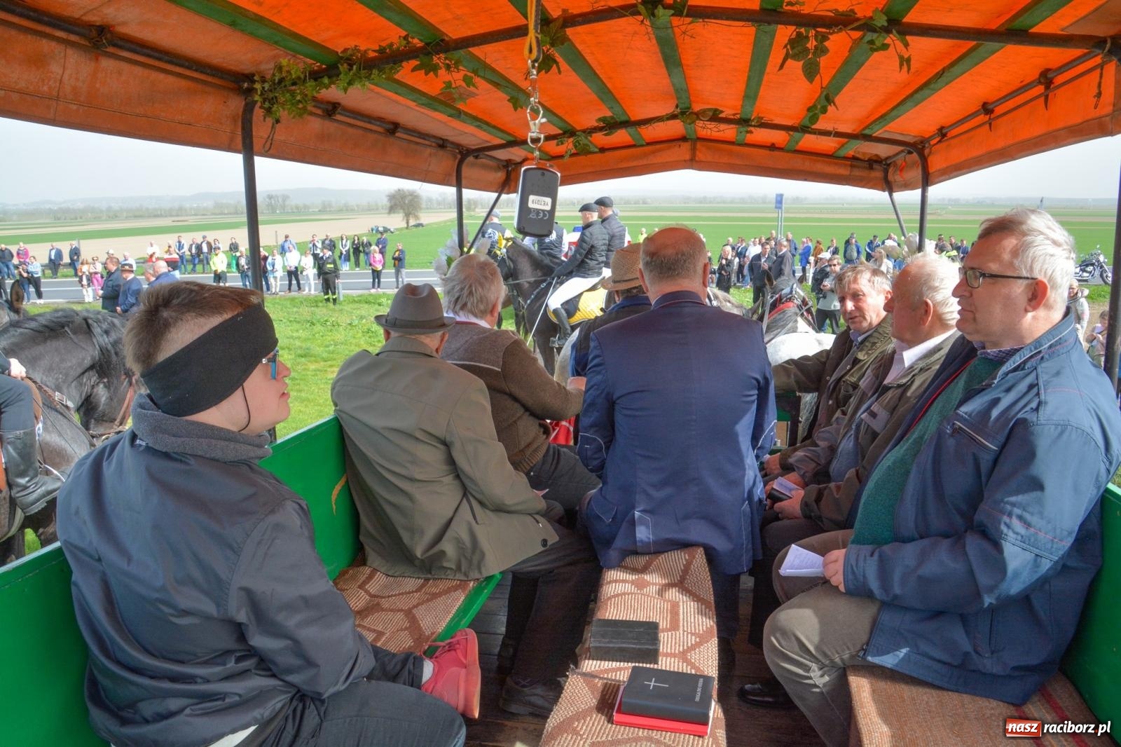 Zdjęcie w galerii na portalu naszraciborz.pl: Setka koni na procesji wielkanocnej w Bieńkowicach [FOTO i WIDEO] wiadomości z regionu