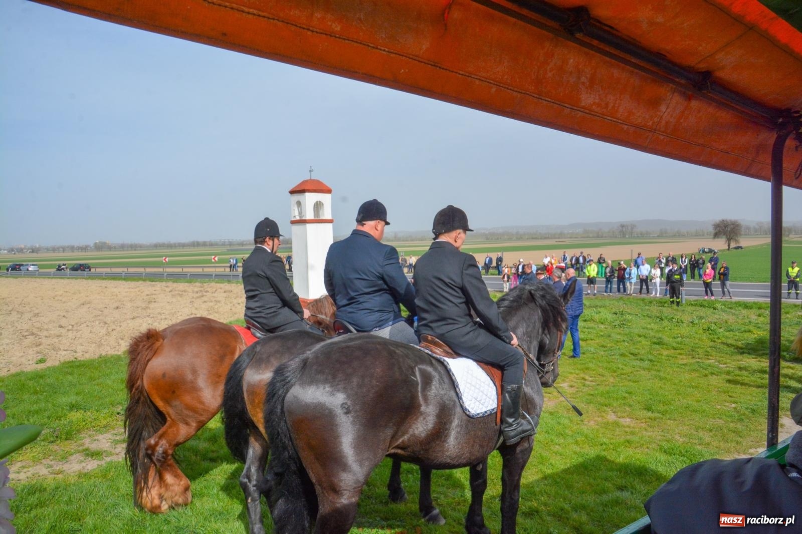 Zdjęcie w galerii na portalu naszraciborz.pl: Setka koni na procesji wielkanocnej w Bieńkowicach [FOTO i WIDEO] wiadomości z regionu