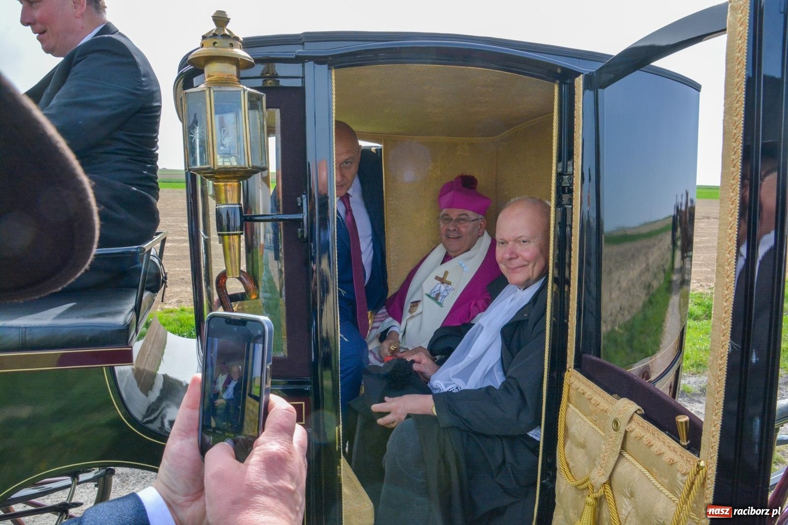 Zdjęcie w galerii na portalu naszraciborz.pl: Setka koni na procesji wielkanocnej w Bieńkowicach [FOTO i WIDEO] wiadomości z regionu