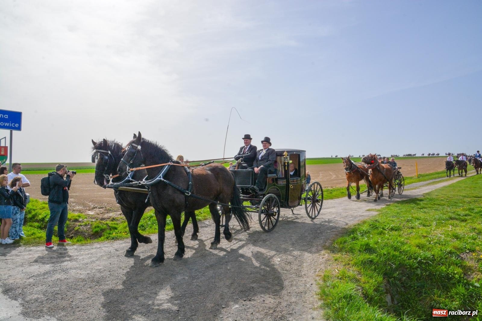 Zdjęcie w galerii na portalu naszraciborz.pl: Setka koni na procesji wielkanocnej w Bieńkowicach [FOTO i WIDEO] wiadomości z regionu