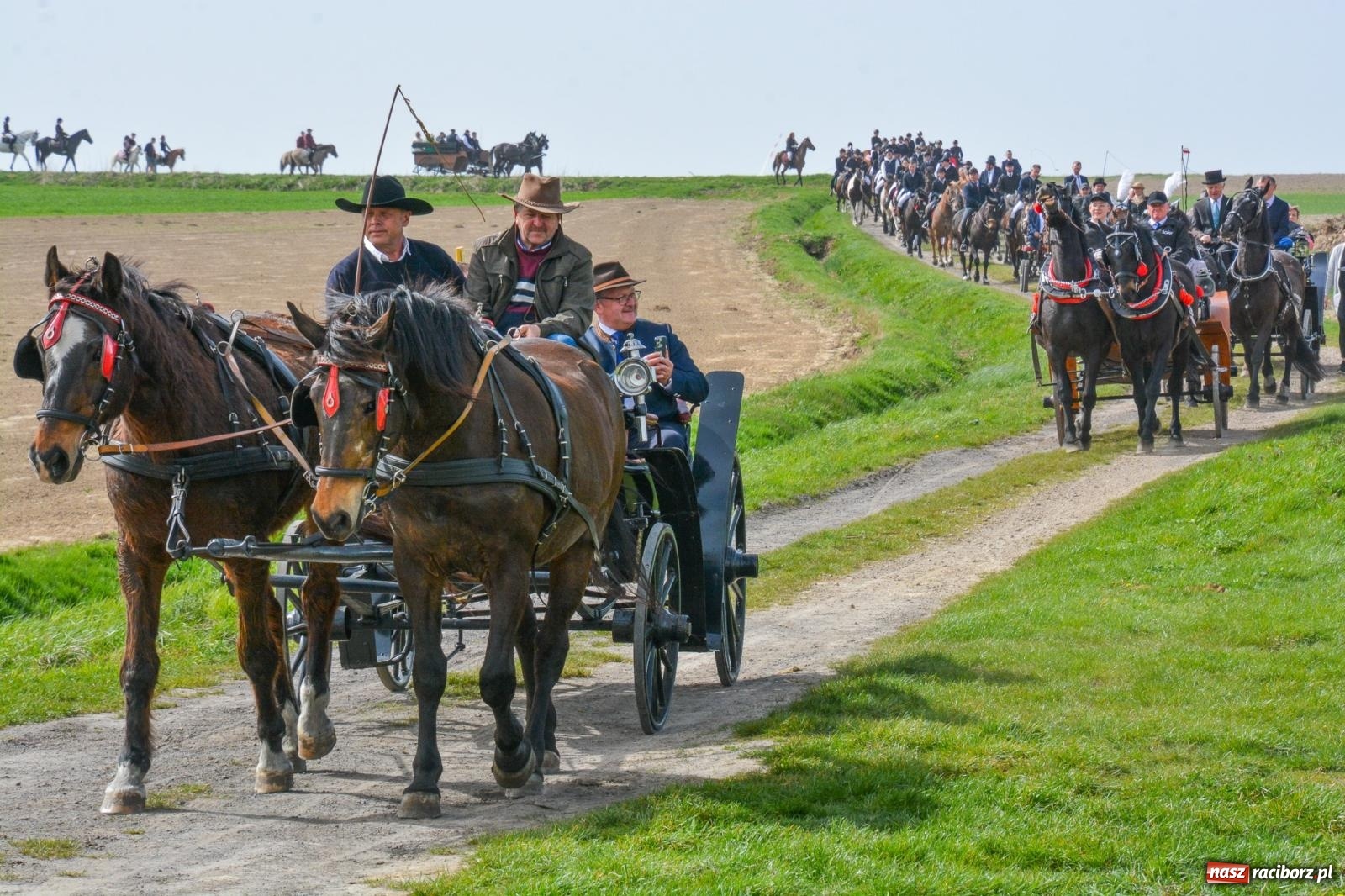 Zdjęcie w galerii na portalu naszraciborz.pl: Setka koni na procesji wielkanocnej w Bieńkowicach [FOTO i WIDEO] wiadomości z regionu