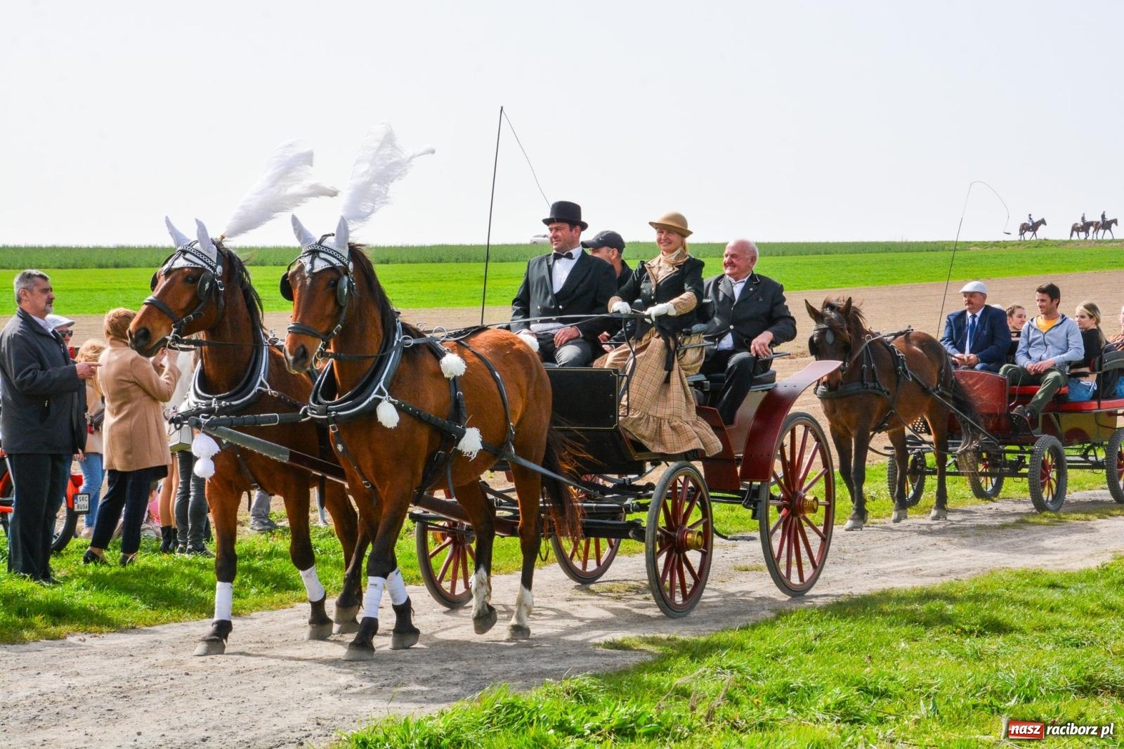 Zdjęcie w galerii na portalu naszraciborz.pl: Setka koni na procesji wielkanocnej w Bieńkowicach [FOTO i WIDEO] wiadomości z regionu