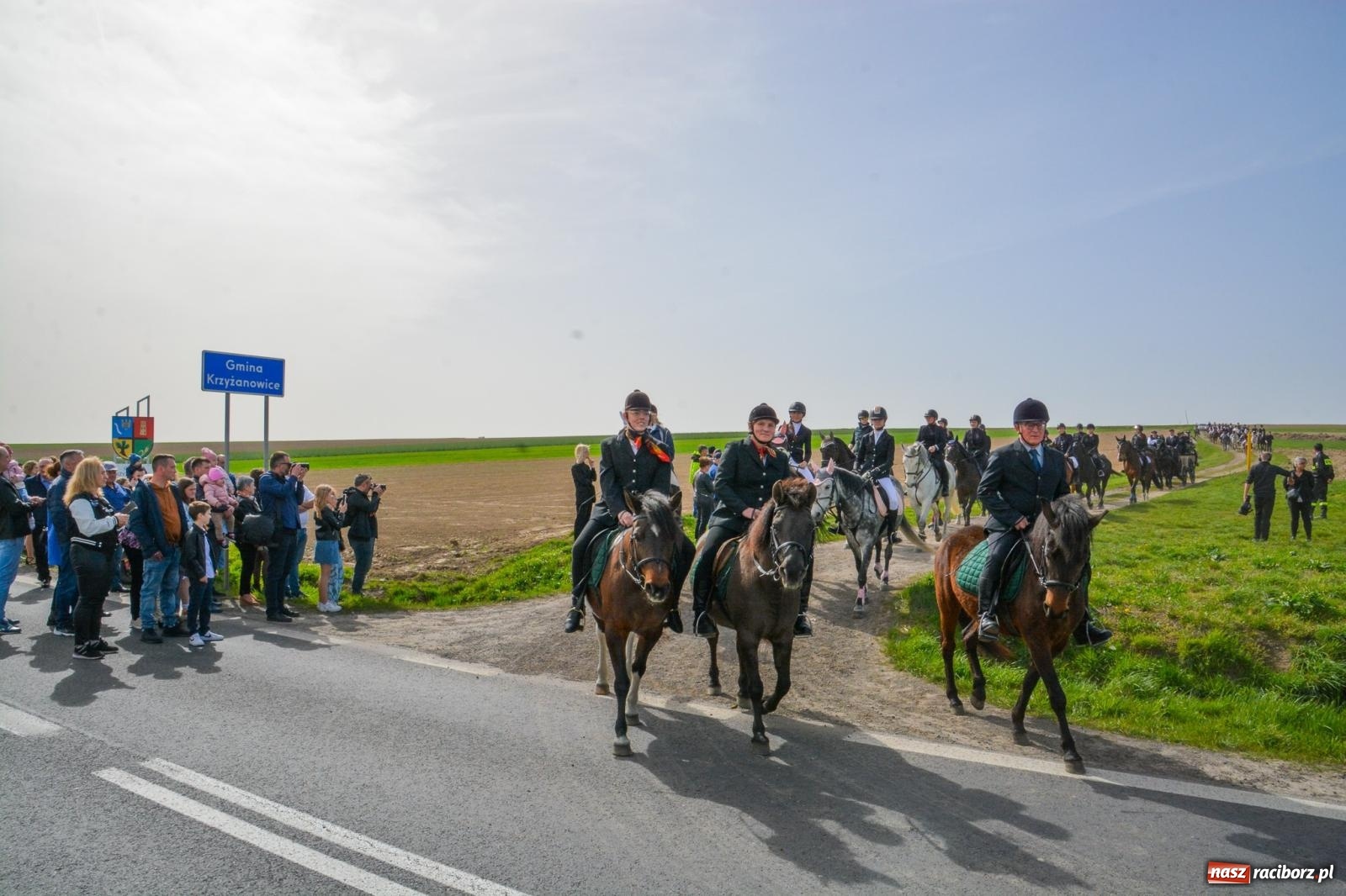 Zdjęcie w galerii na portalu naszraciborz.pl: Setka koni na procesji wielkanocnej w Bieńkowicach [FOTO i WIDEO] wiadomości z regionu