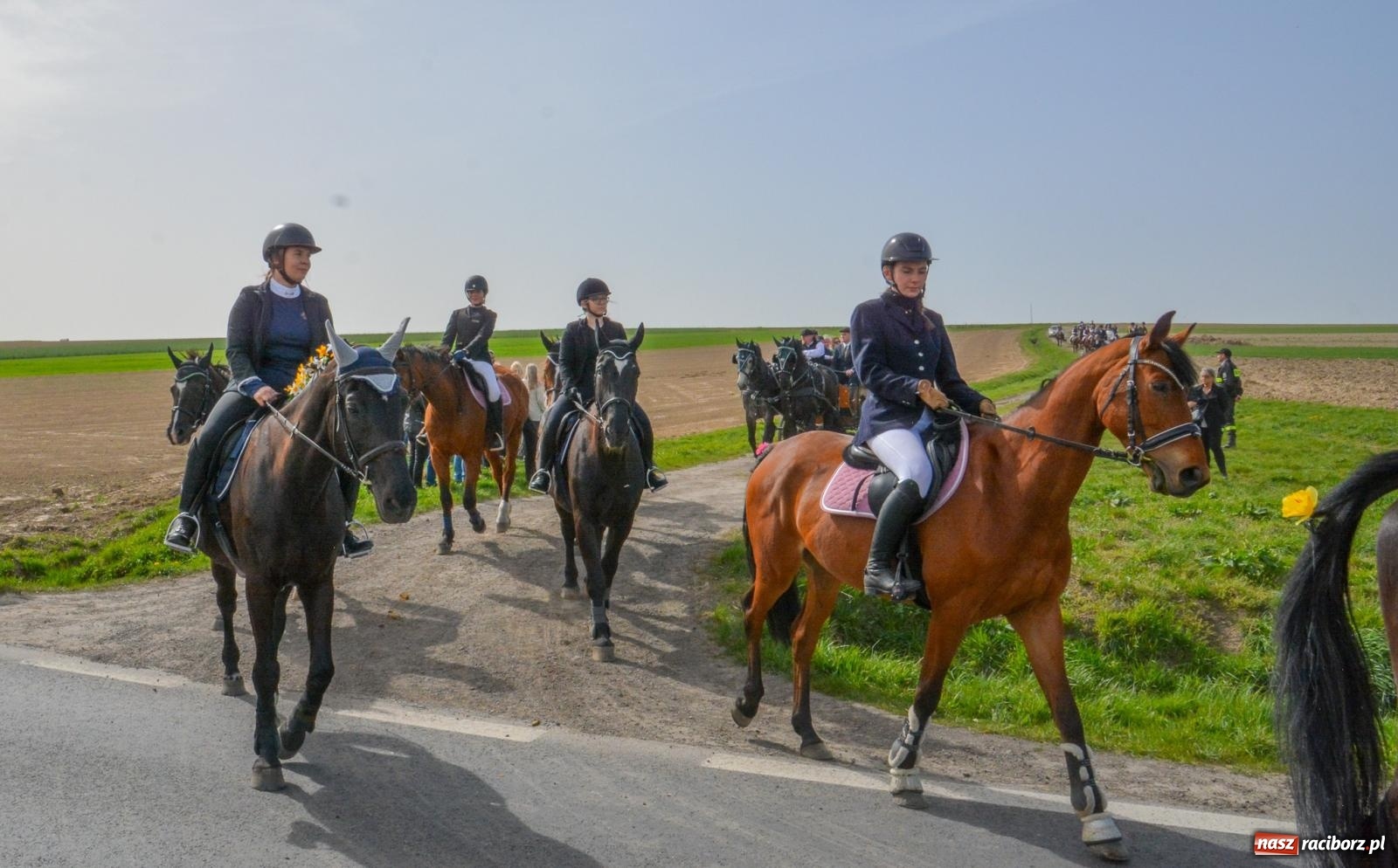 Zdjęcie w galerii na portalu naszraciborz.pl: Setka koni na procesji wielkanocnej w Bieńkowicach [FOTO i WIDEO] wiadomości z regionu