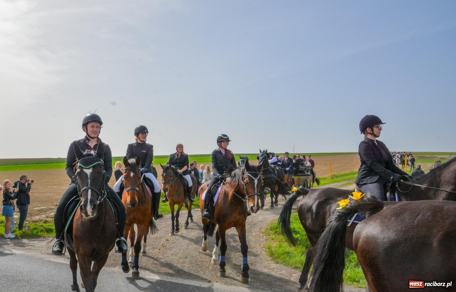 Zdjęcie w galerii na portalu naszraciborz.pl: Setka koni na procesji wielkanocnej w Bieńkowicach [FOTO i WIDEO] wiadomości z regionu