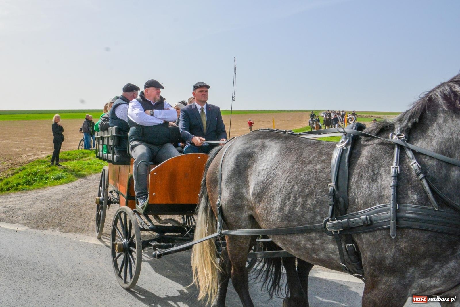 Zdjęcie w galerii na portalu naszraciborz.pl: Setka koni na procesji wielkanocnej w Bieńkowicach [FOTO i WIDEO] wiadomości z regionu