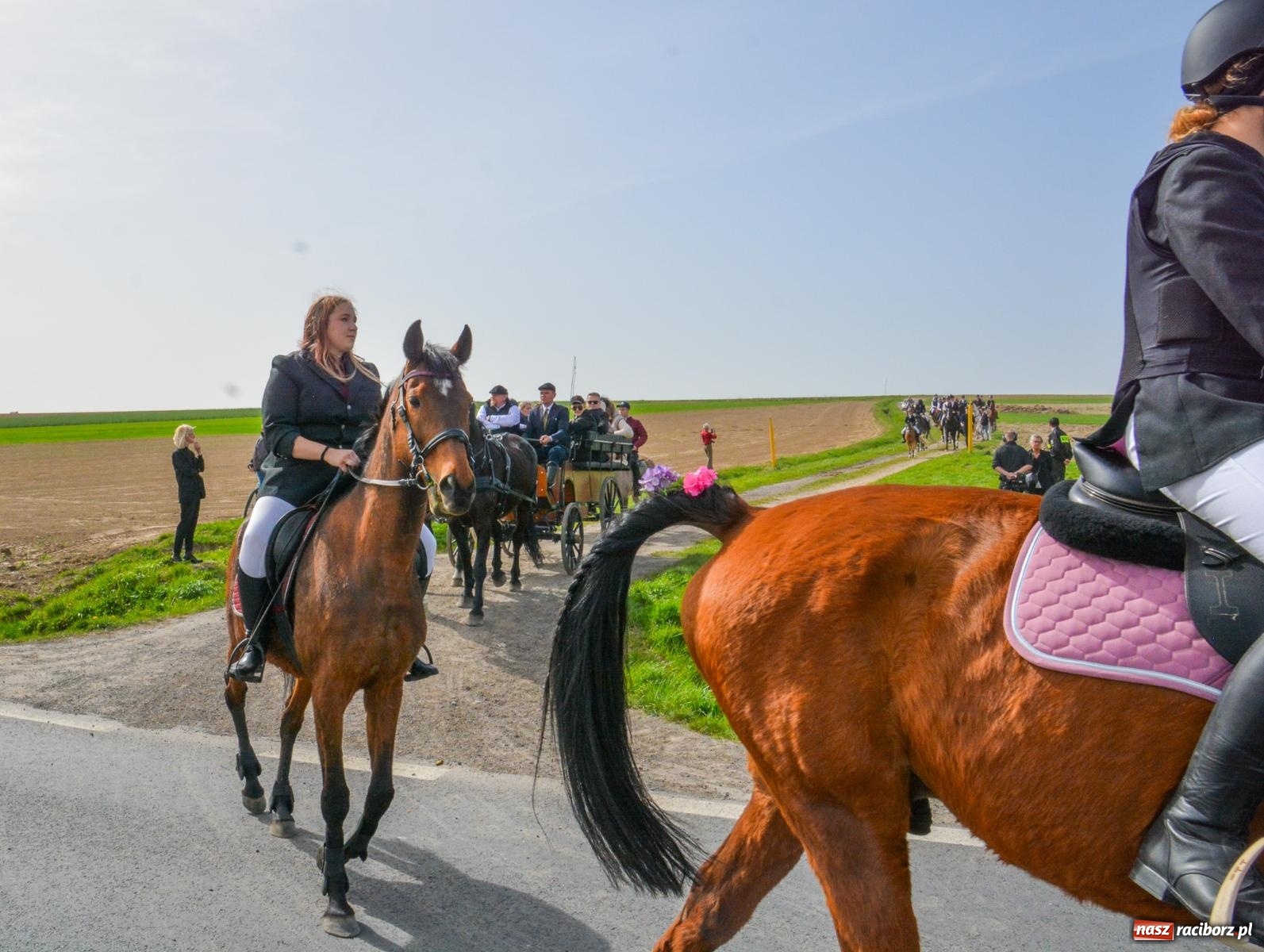 Zdjęcie w galerii na portalu naszraciborz.pl: Setka koni na procesji wielkanocnej w Bieńkowicach [FOTO i WIDEO] wiadomości z regionu