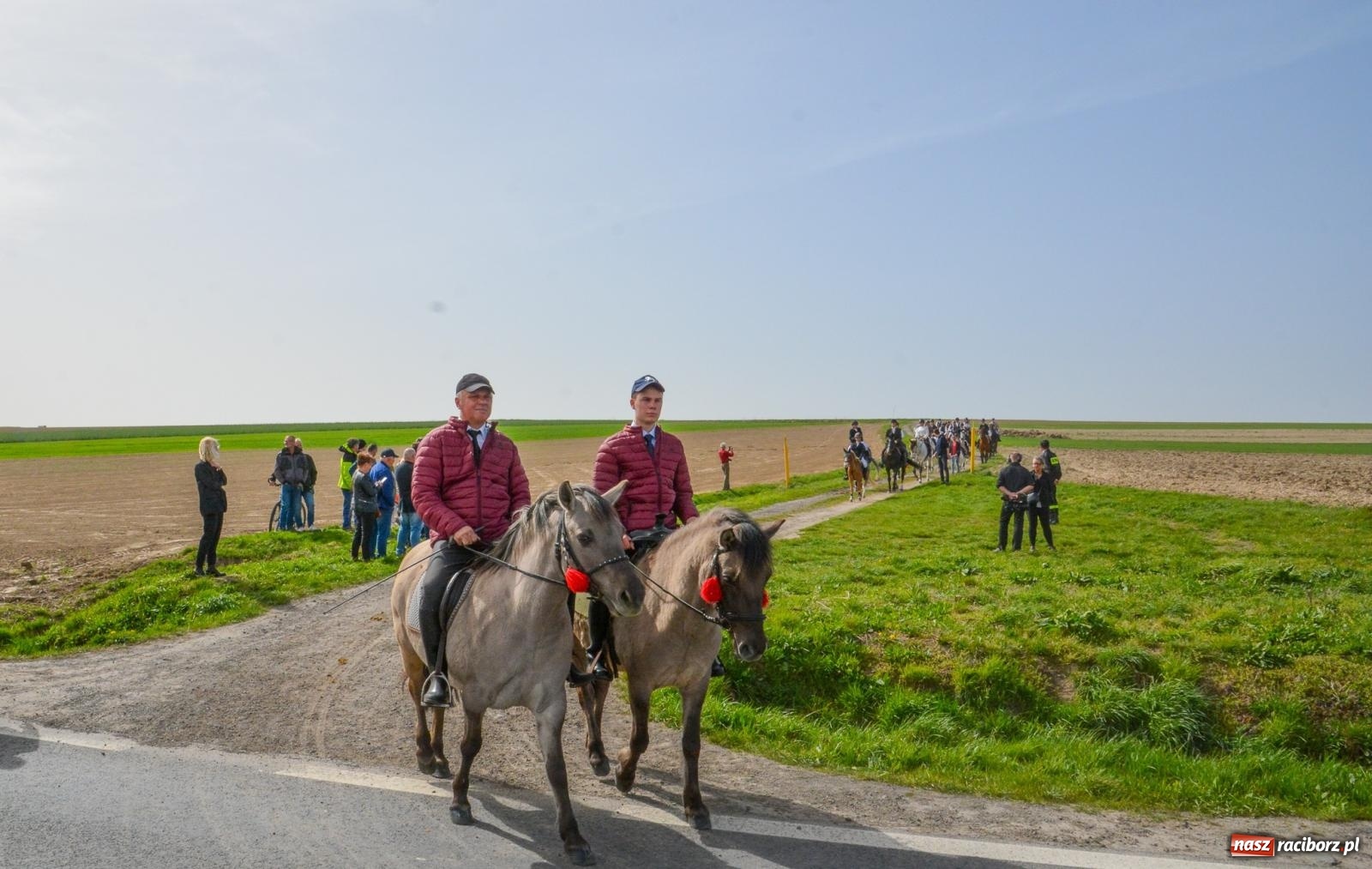 Zdjęcie w galerii na portalu naszraciborz.pl: Setka koni na procesji wielkanocnej w Bieńkowicach [FOTO i WIDEO] wiadomości z regionu