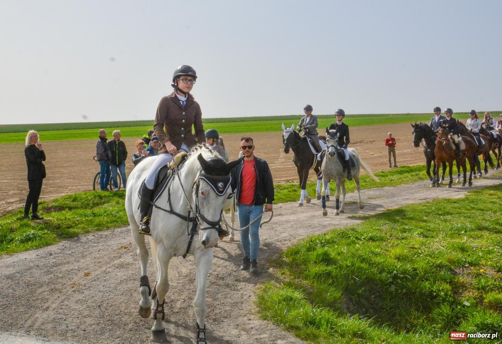 Zdjęcie w galerii na portalu naszraciborz.pl: Setka koni na procesji wielkanocnej w Bieńkowicach [FOTO i WIDEO] wiadomości z regionu