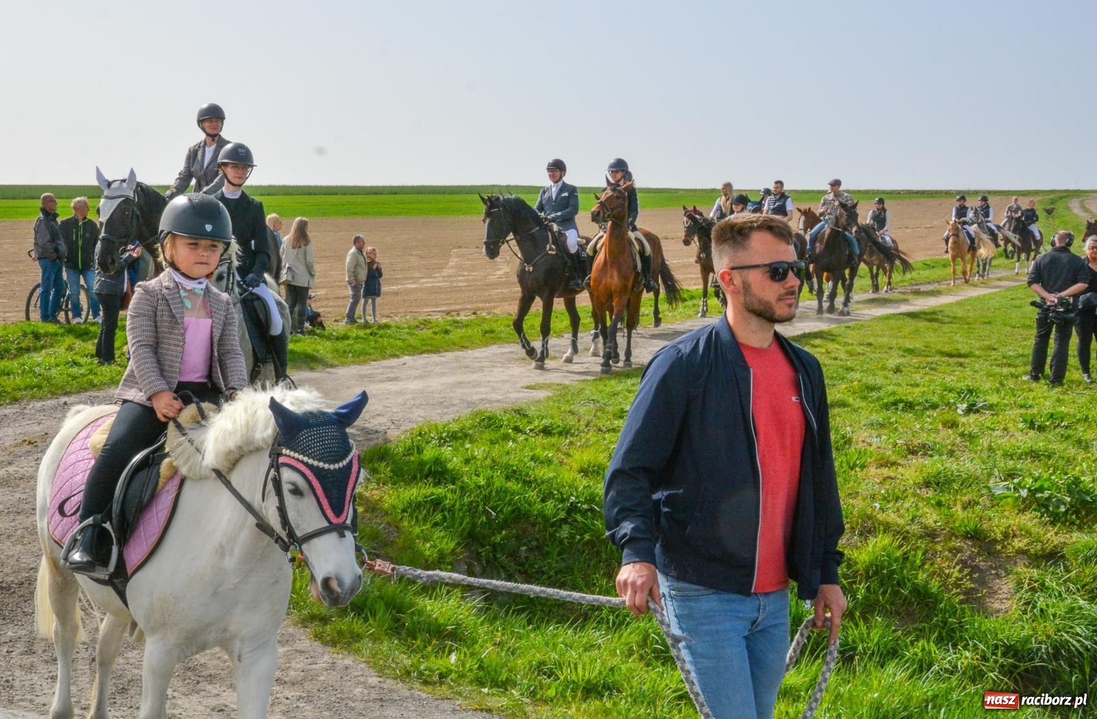 Zdjęcie w galerii na portalu naszraciborz.pl: Setka koni na procesji wielkanocnej w Bieńkowicach [FOTO i WIDEO] wiadomości z regionu