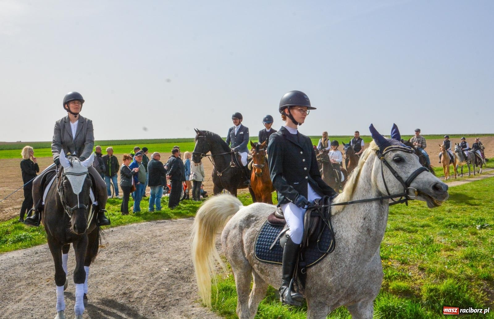 Zdjęcie w galerii na portalu naszraciborz.pl: Setka koni na procesji wielkanocnej w Bieńkowicach [FOTO i WIDEO] wiadomości z regionu